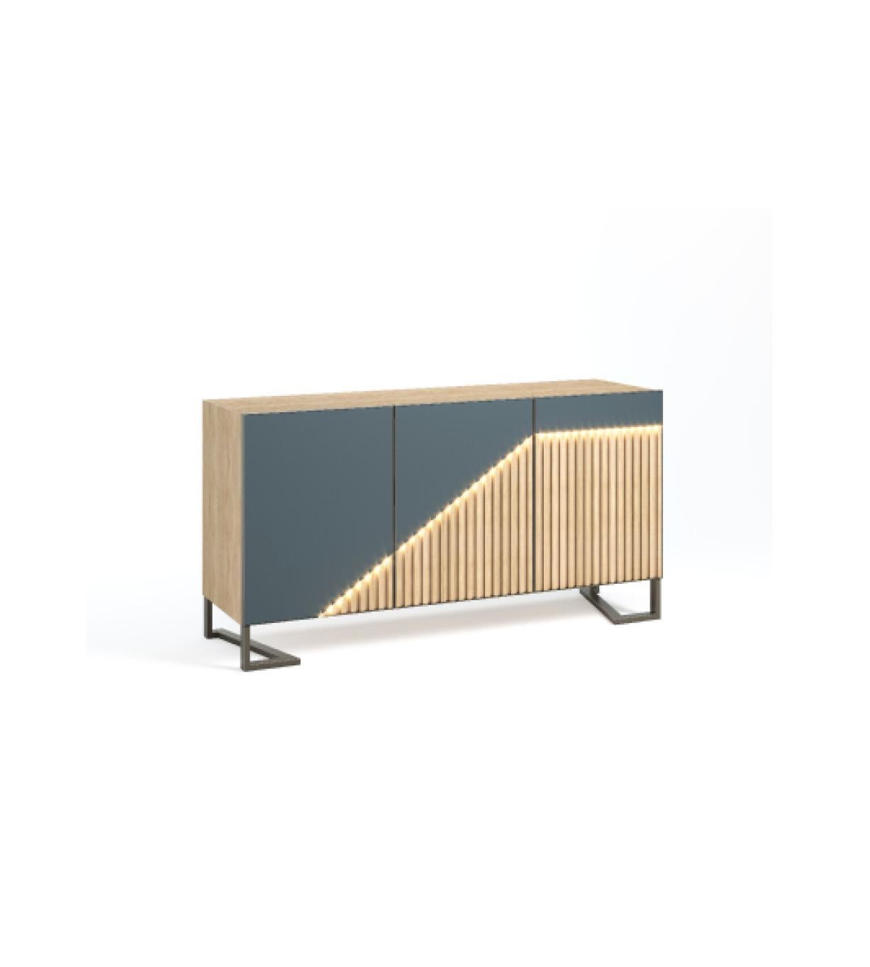 Dieses kleine Sideboard mit drei Türen ist eine perfekte Ergänzung für jedes klassische und exquisite Ambiente.