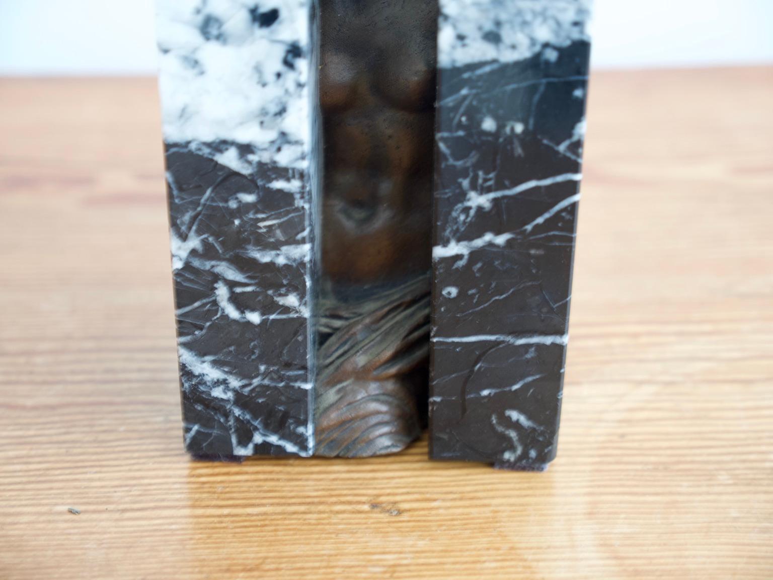 Obliteration, sculpture en marbre et bronze de Sacha Sosno 4