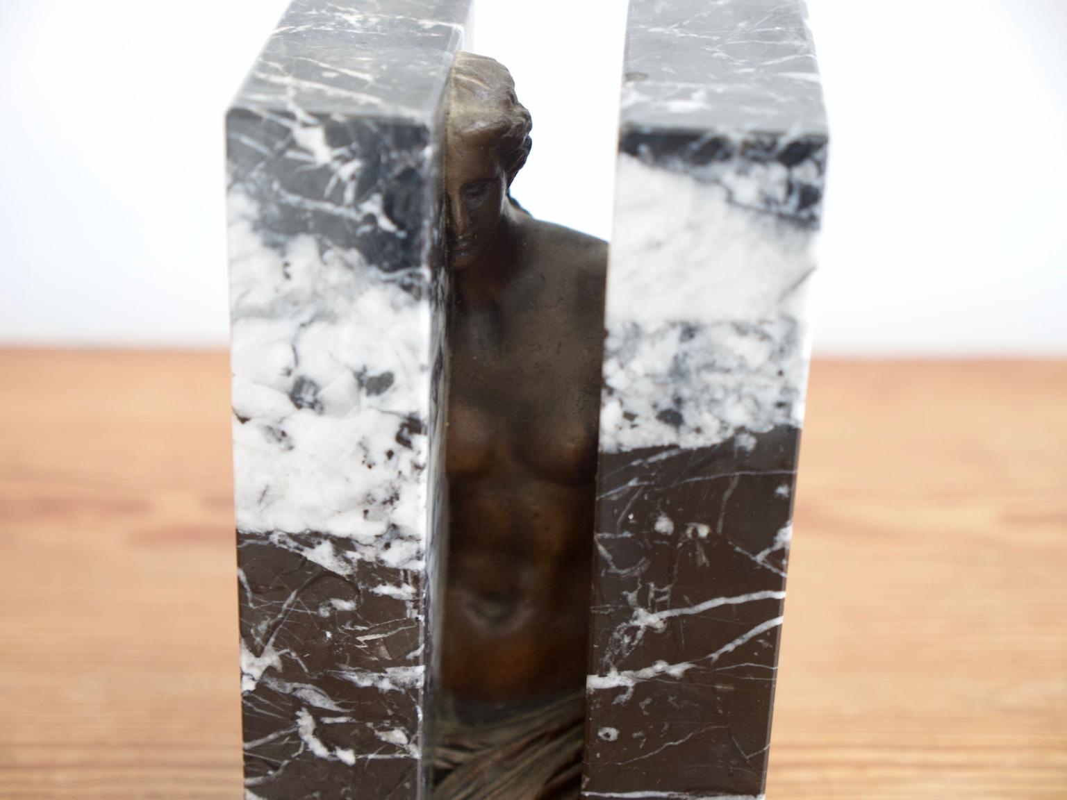 Obliteration, sculpture en marbre et bronze de Sacha Sosno 5