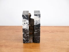 Obliteration, Skulptur aus Marmor und Bronze von Sacha Sosno