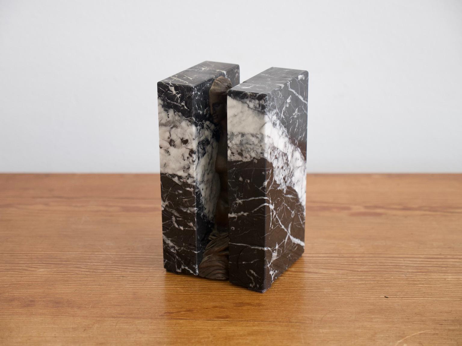 Français Obliteration, sculpture en marbre et bronze de Sacha Sosno