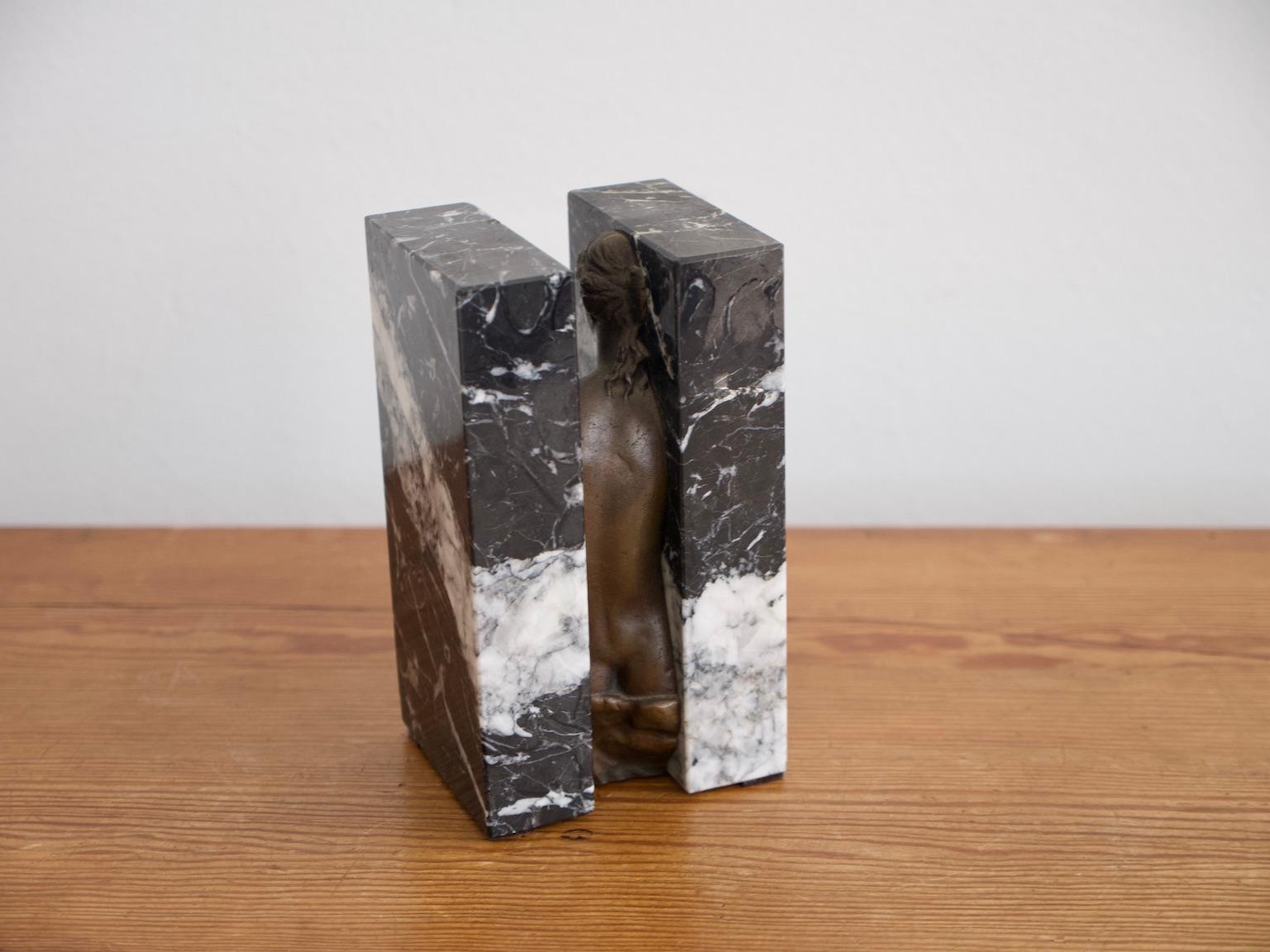 20ième siècle Obliteration, sculpture en marbre et bronze de Sacha Sosno