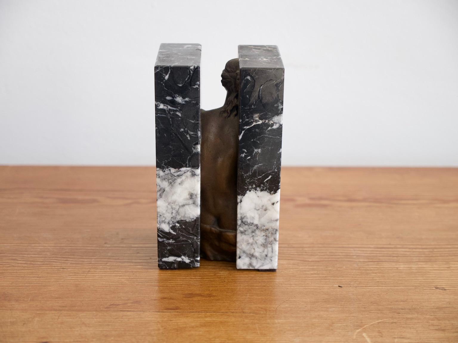 Bronze Obliteration, sculpture en marbre et bronze de Sacha Sosno