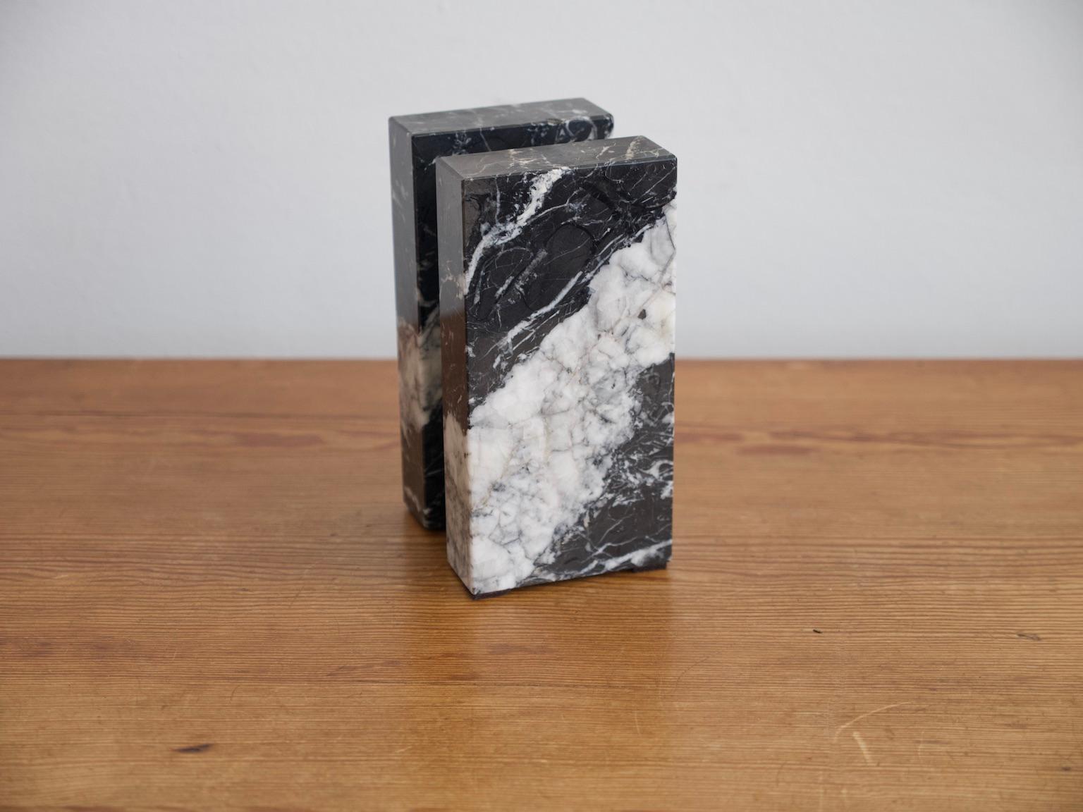 Obliteration, sculpture en marbre et bronze de Sacha Sosno 1
