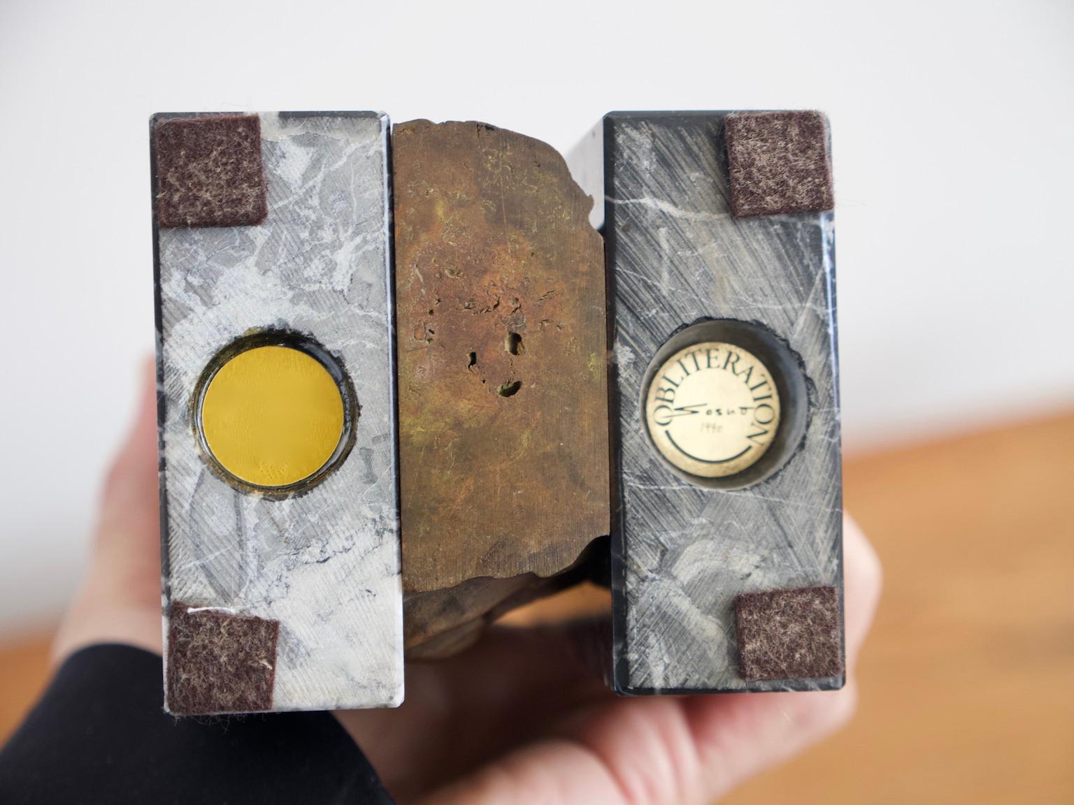 Obliteration, sculpture en marbre et bronze de Sacha Sosno 2