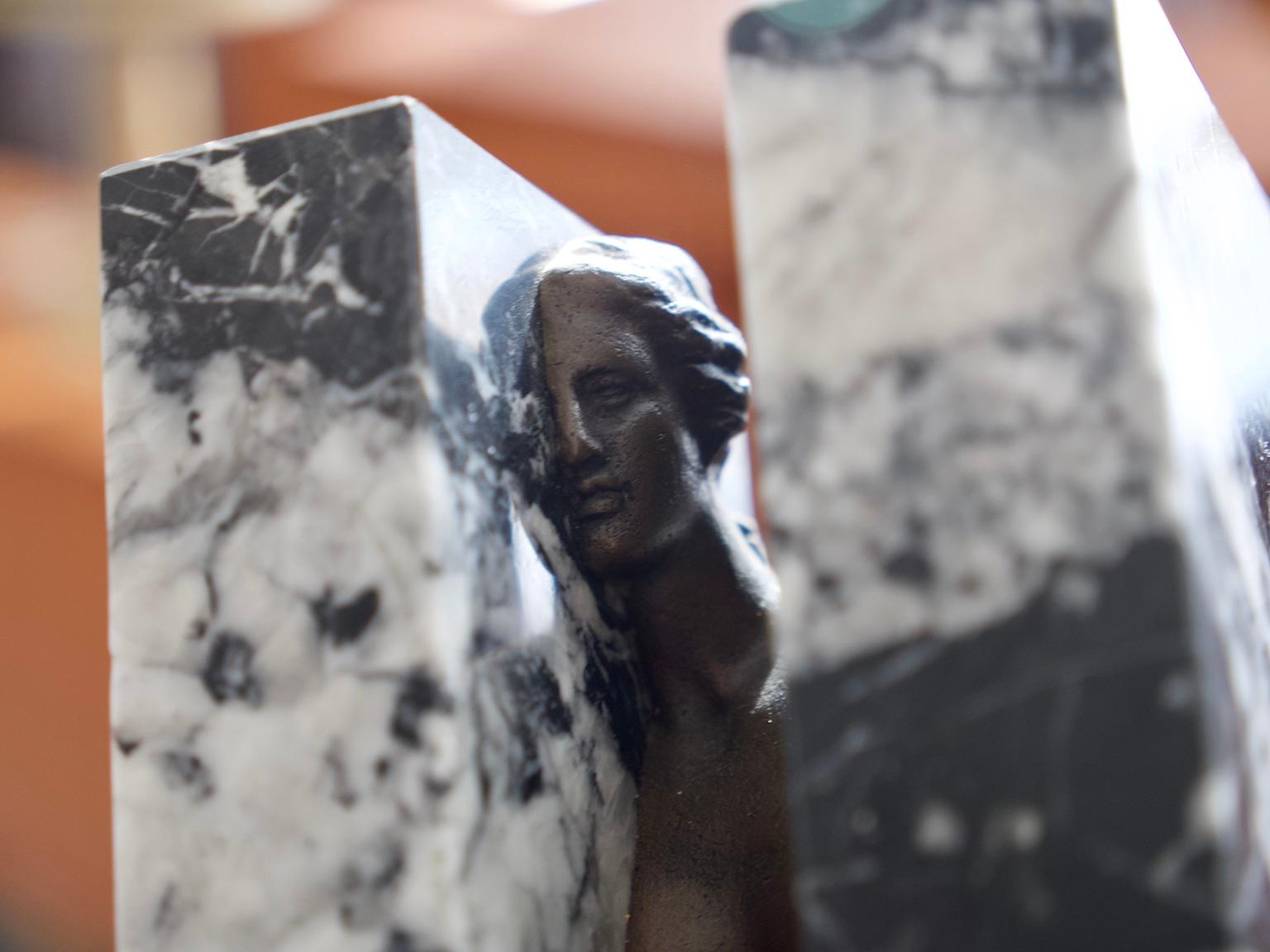 Obliteration, sculpture en marbre et bronze de Sacha Sosno 3