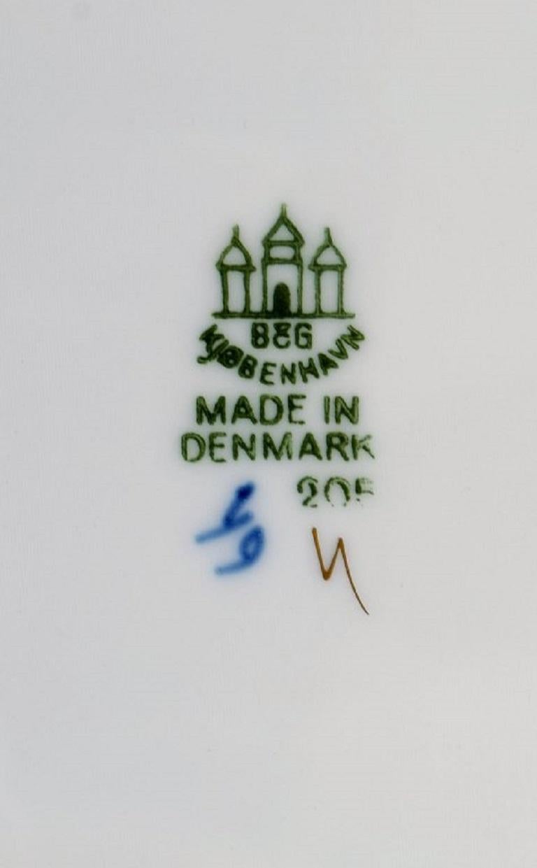 Rechteckige Schmetterlingsschale von Bing & Grøndahl aus handbemaltem Porzellan mit Goldrand.  (20. Jahrhundert) im Angebot