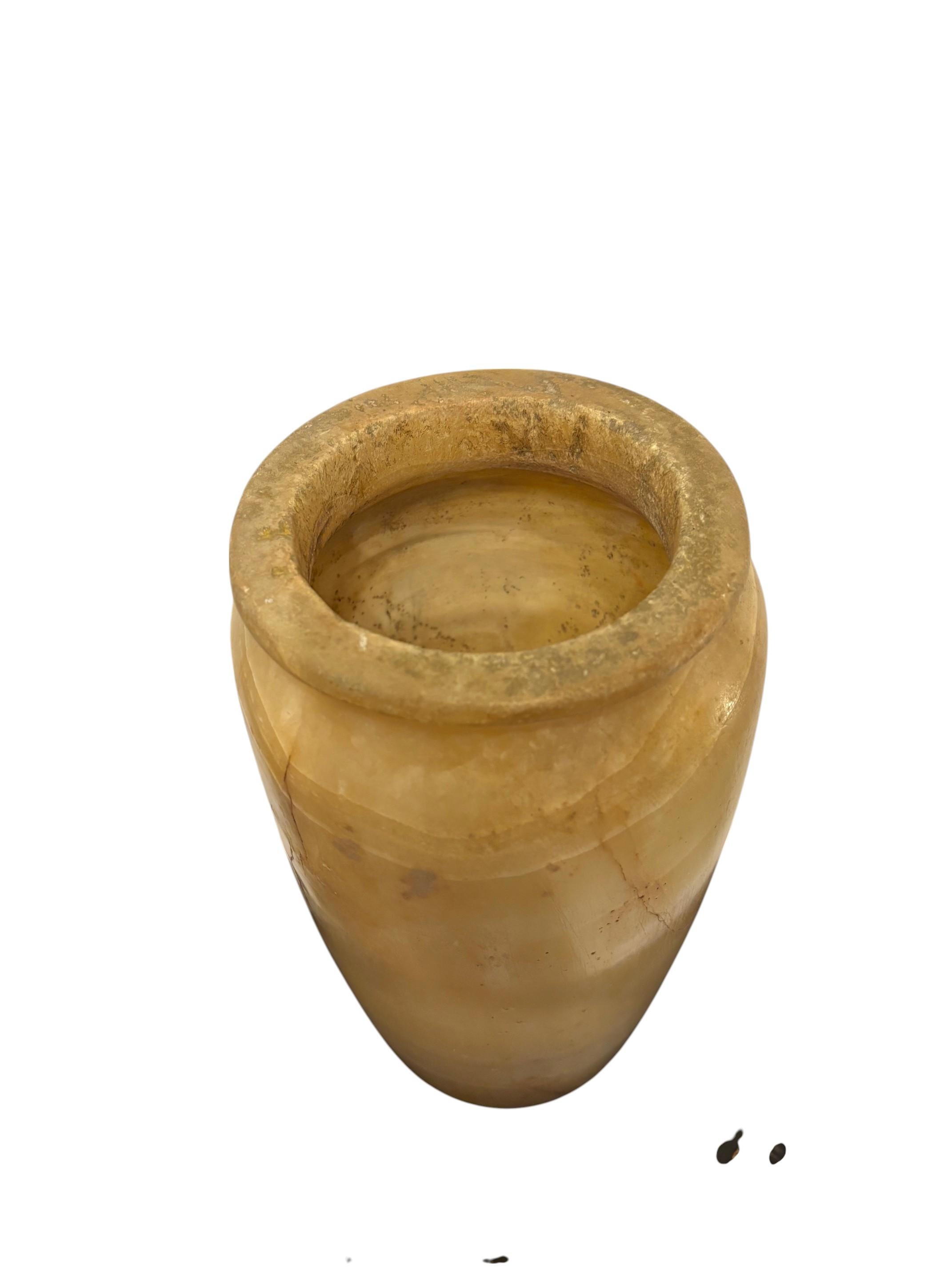 Cuerpo oblongo, base discoidal plana, labio y borde ribeteados, Egipto, Periodo Tardío. en Bastante bueno estado para la venta en Nice, Cote d' Azur