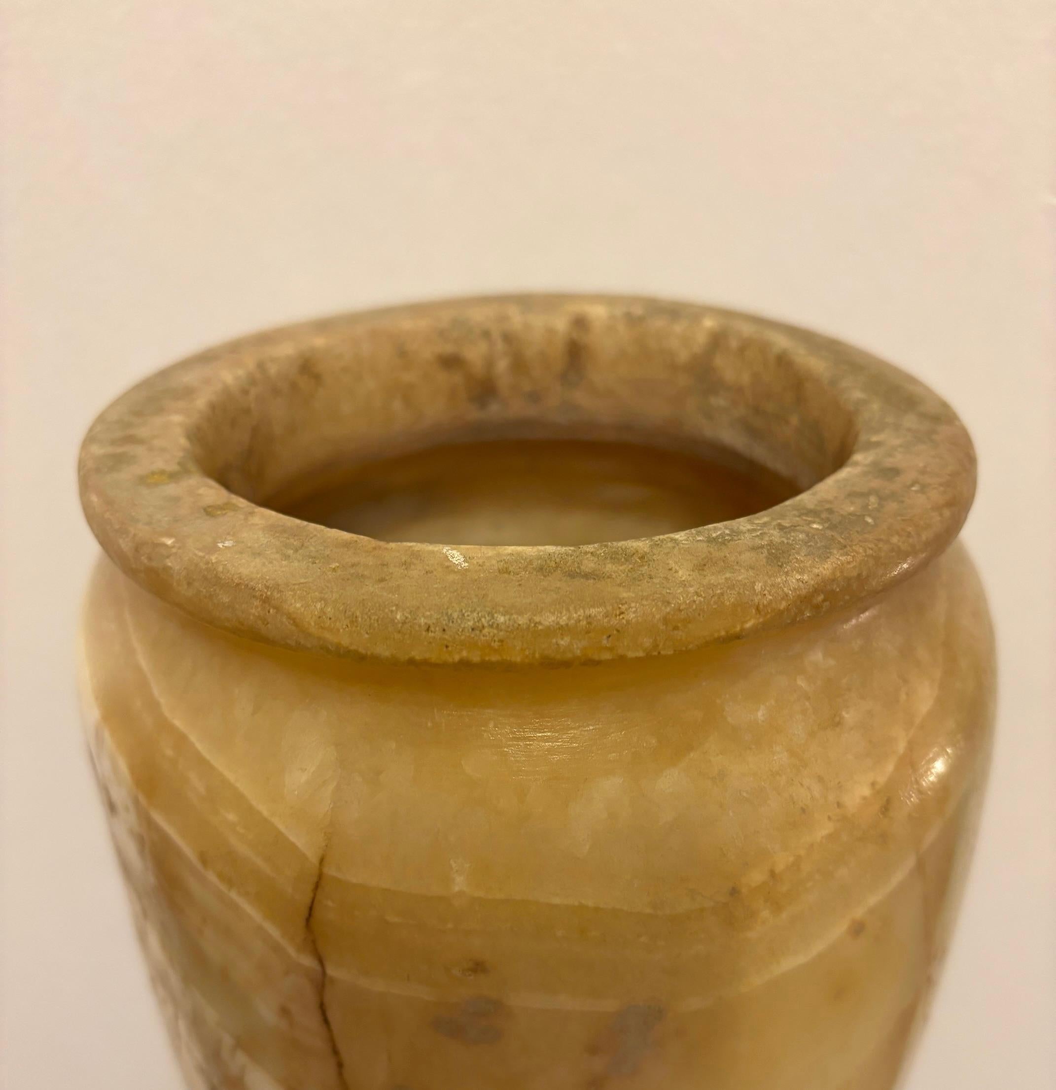 Cuerpo oblongo, base discoidal plana, labio y borde ribeteados, Egipto, Periodo Tardío. siglo XVIII y antes en venta