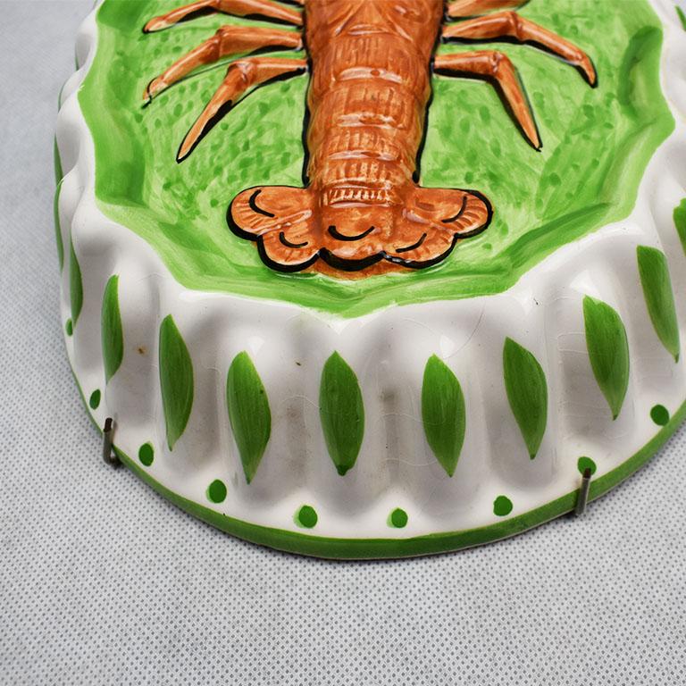 Molde decorativo oblongo de cerámica para langosta en verde y rojo Moderno de mediados de siglo en venta