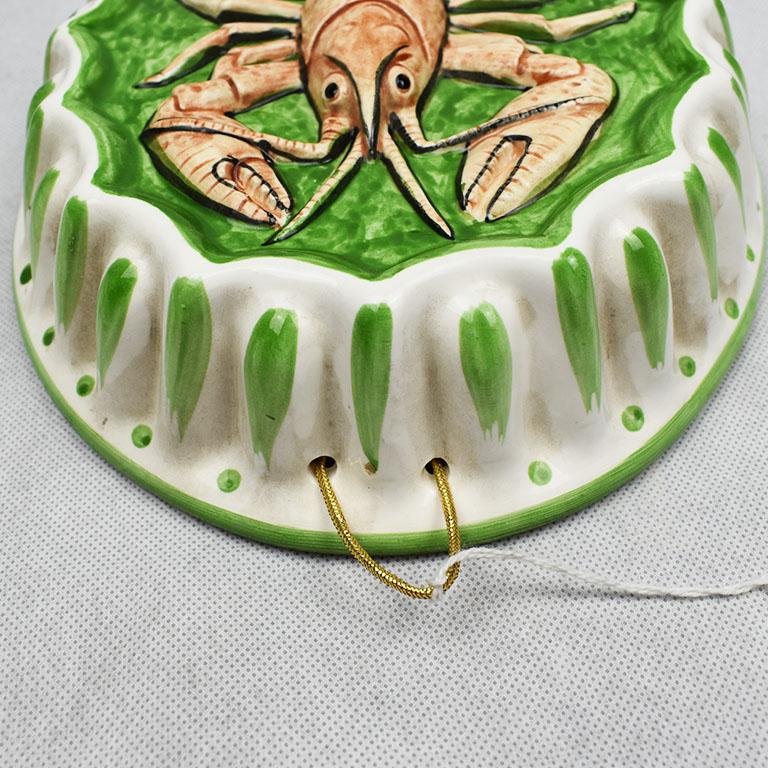 Colgante decorativo oblongo de cerámica con forma de langosta en verde y naranja Moderno de mediados de siglo en venta