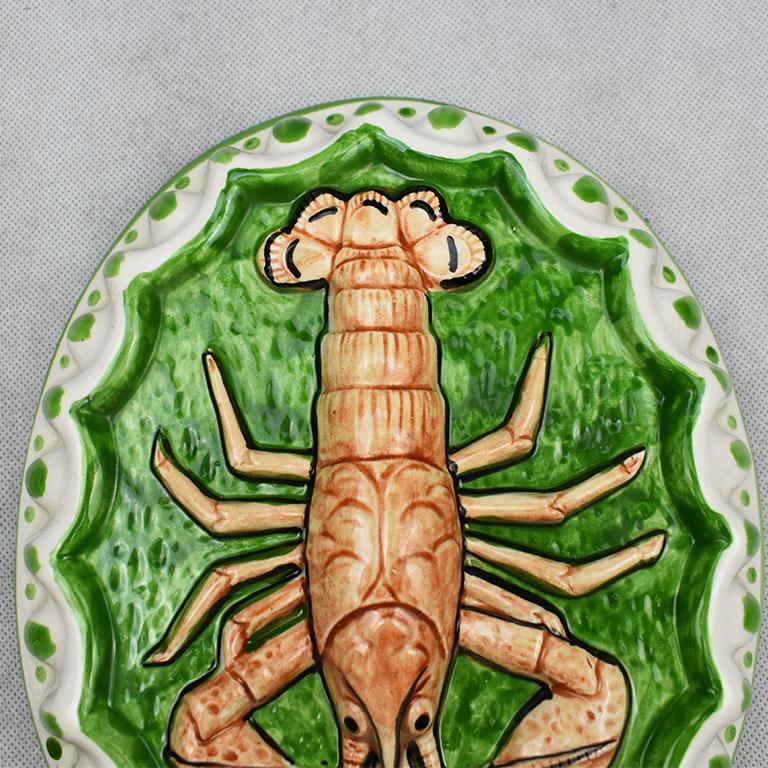 Mid-Century Modern Suspension murale décorative oblongue en céramique à moule à homard en vert et orange en vente