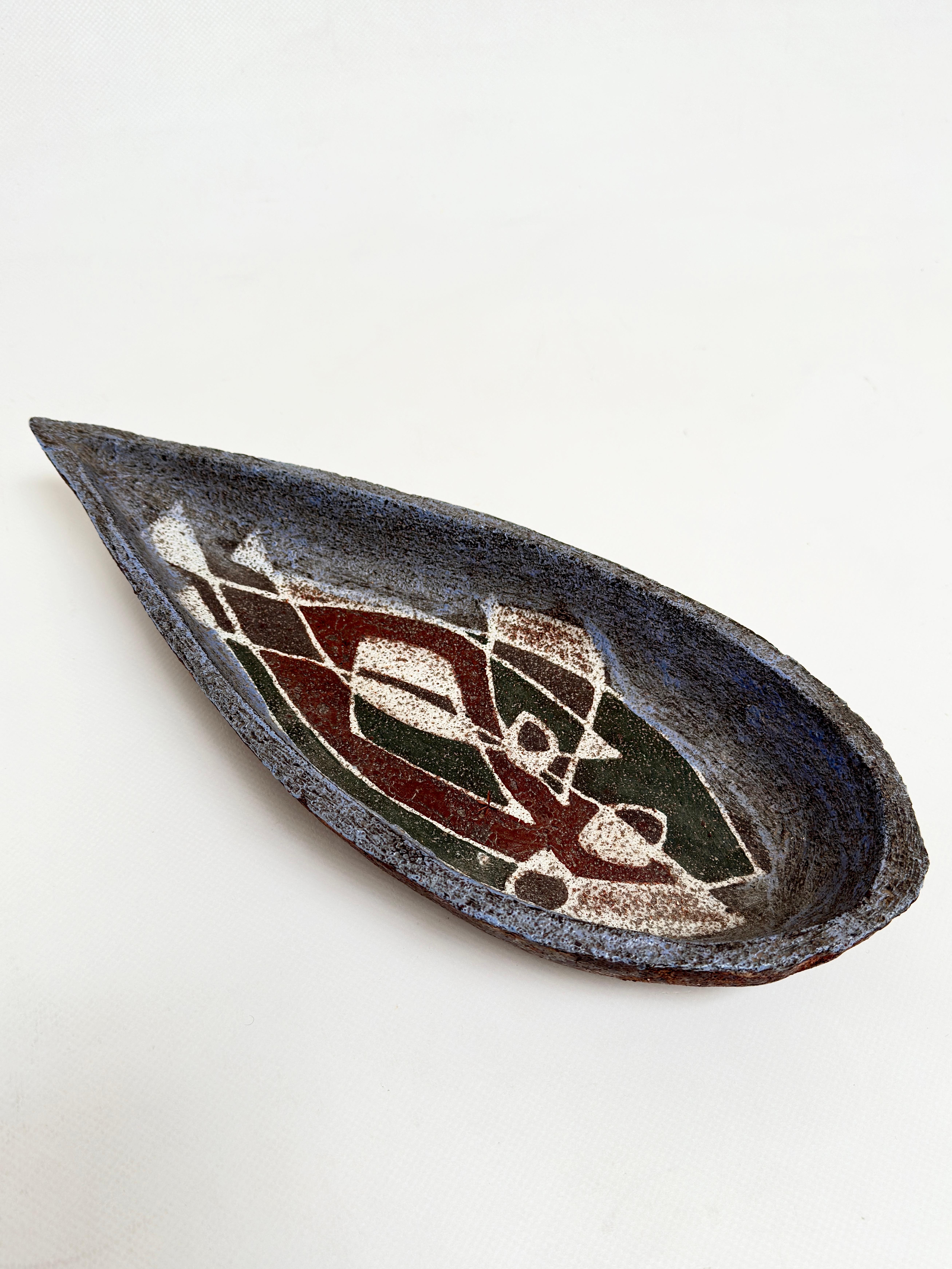 Free-form dish executed in high textured clay with stylized patterns of fish.
This piece is one of the oldest productions of Accolay.

The condition is excellent.

Handwritten mention of the workshop on the back with the 2 intertwined A.

We offer a
