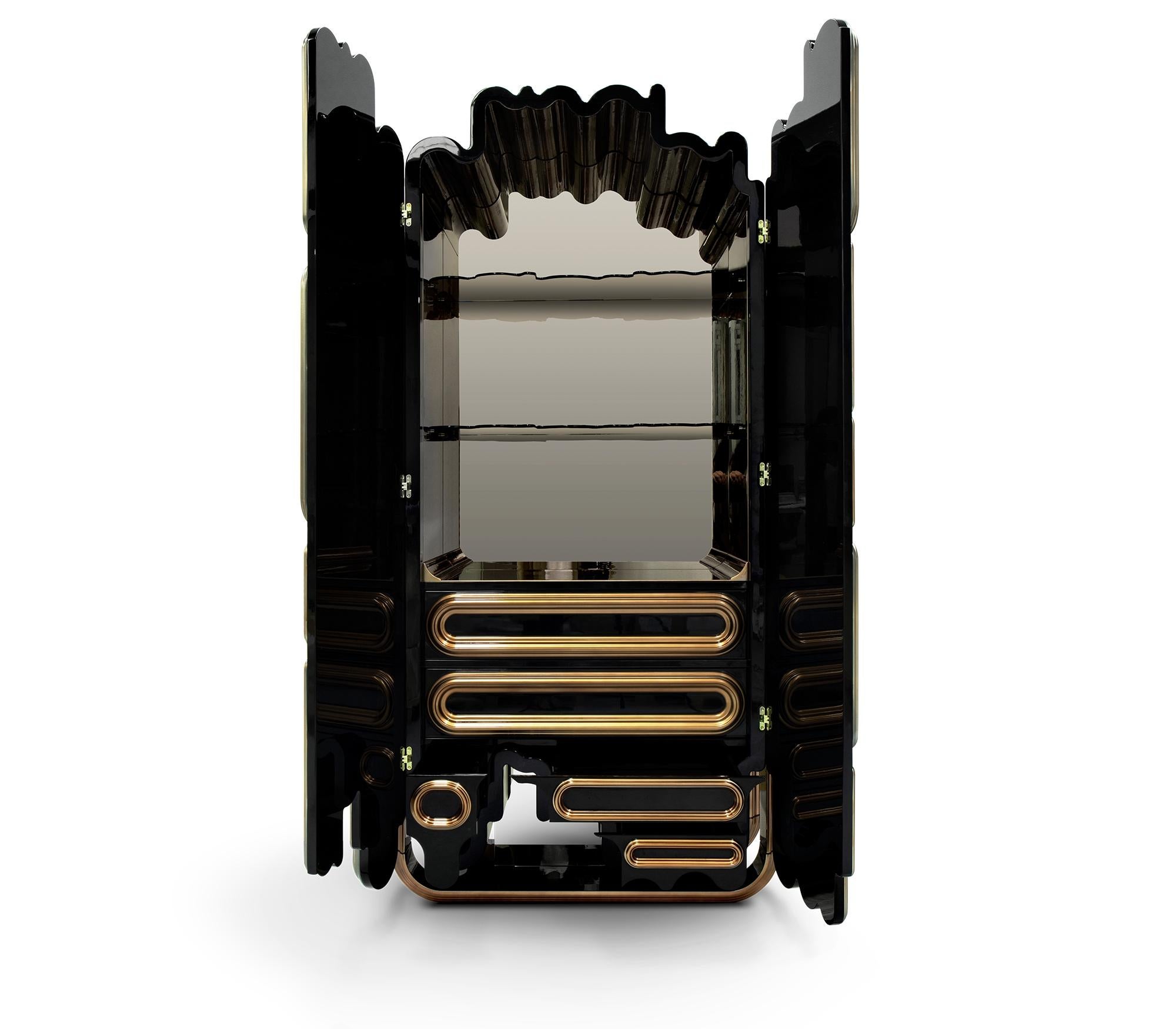 L'Oblong Gold Cabinet è una fusione di elementi moderni e classici in un mobile altamente dettagliato e squisito in edizione limitata. Questo mobile moderno è stato progettato appositamente per fungere da elemento di spicco nelle aree living