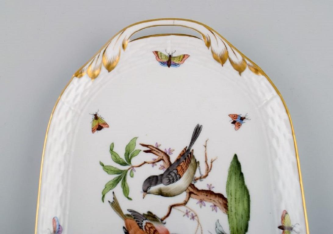 20ième siècle Plat / plateau de service oiseau Herend Rothschild oiseau oblongue en porcelaine peinte à la main en vente