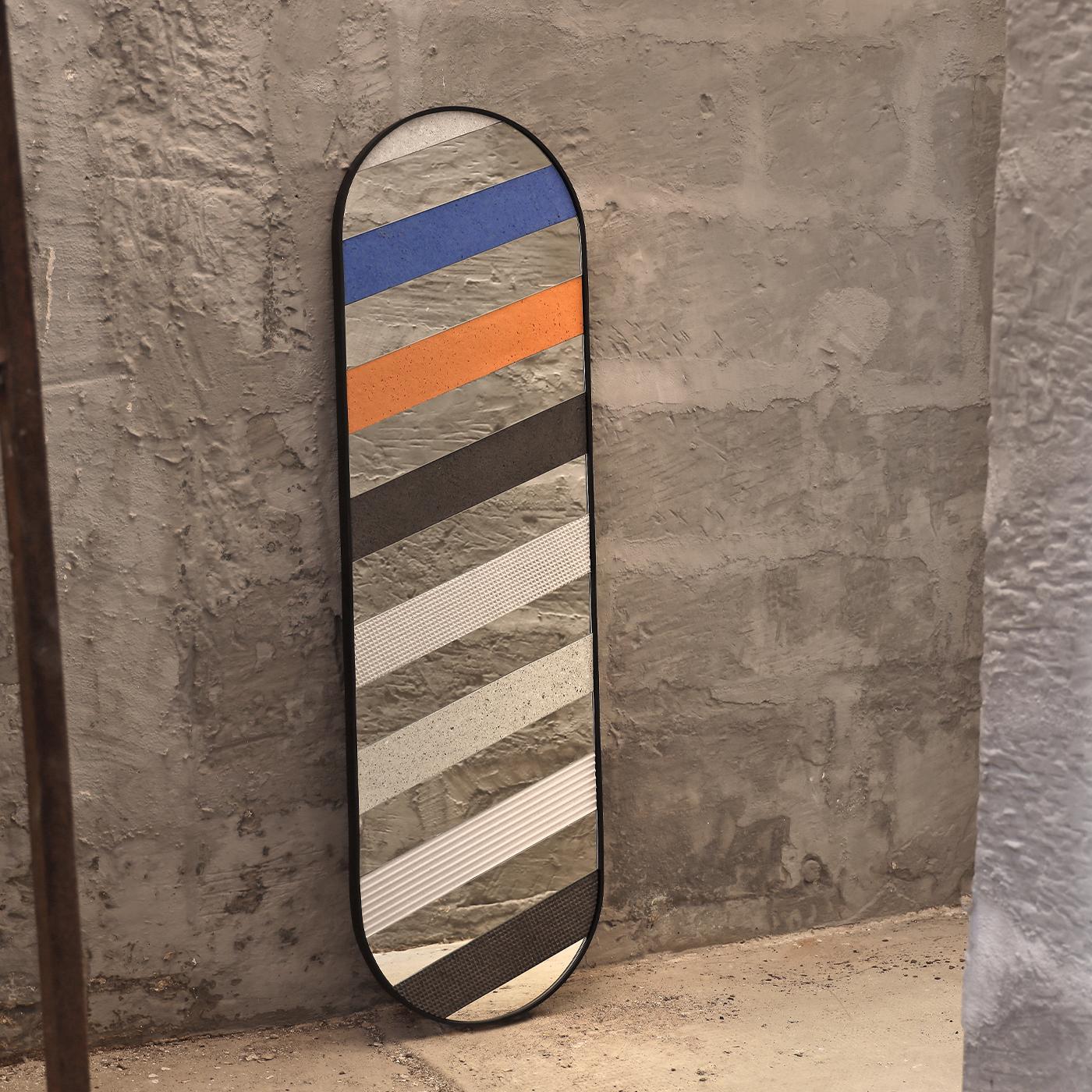 Brimming with artistic flair, this superb mirror is distinguished by the artful incorporation of oblique stripes with different textures and colors obtained from recycled paper. Attention to sustainability standards is also revealed by the choice of