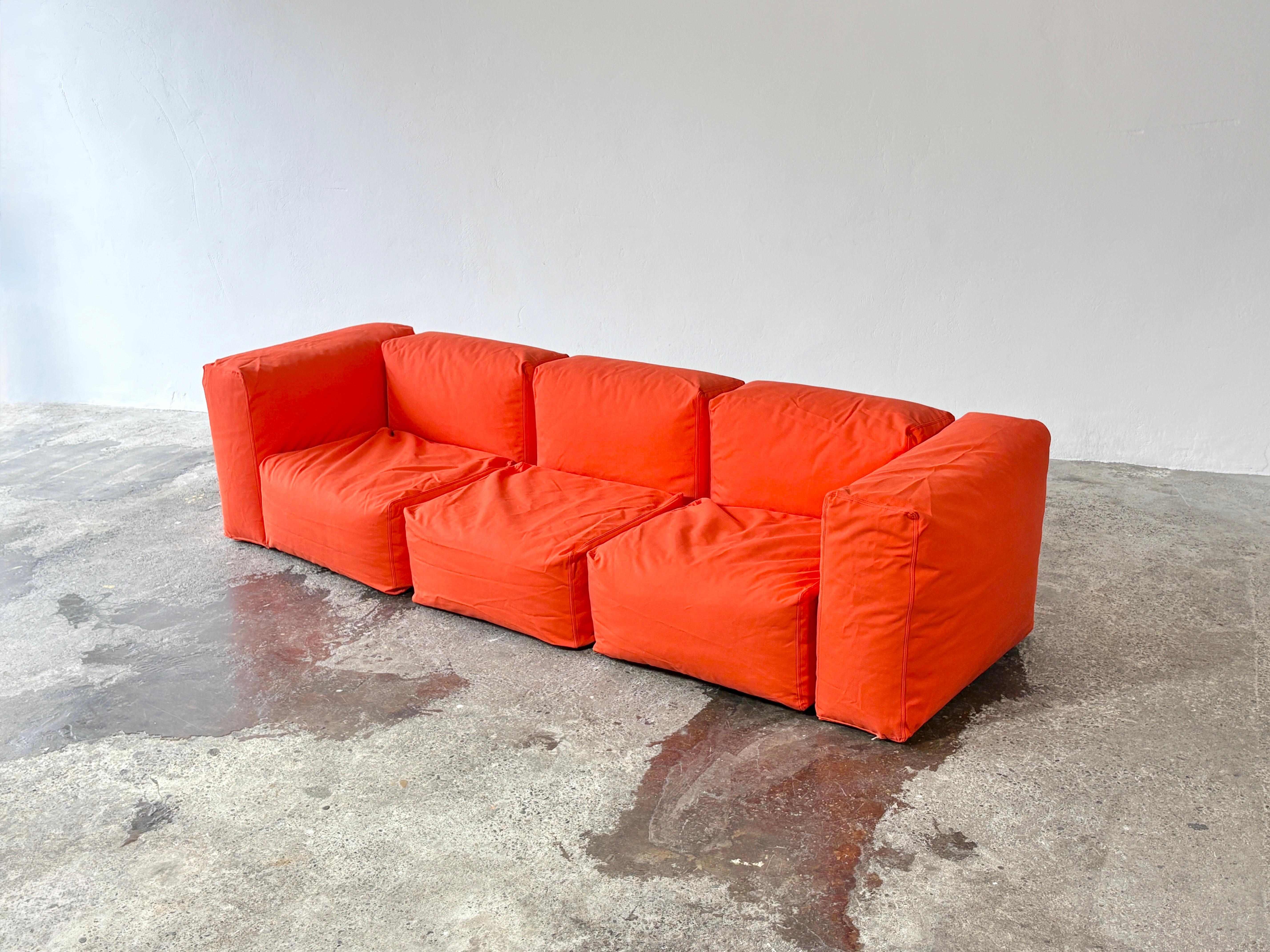 Divano componibile oblungo disegnato da Jasper Morrison per Cappellini, Italia. 

Jasper Morrison crea i suoi mobili con un tocco leggero ma perfettamente funzionale. An He conta che sono 