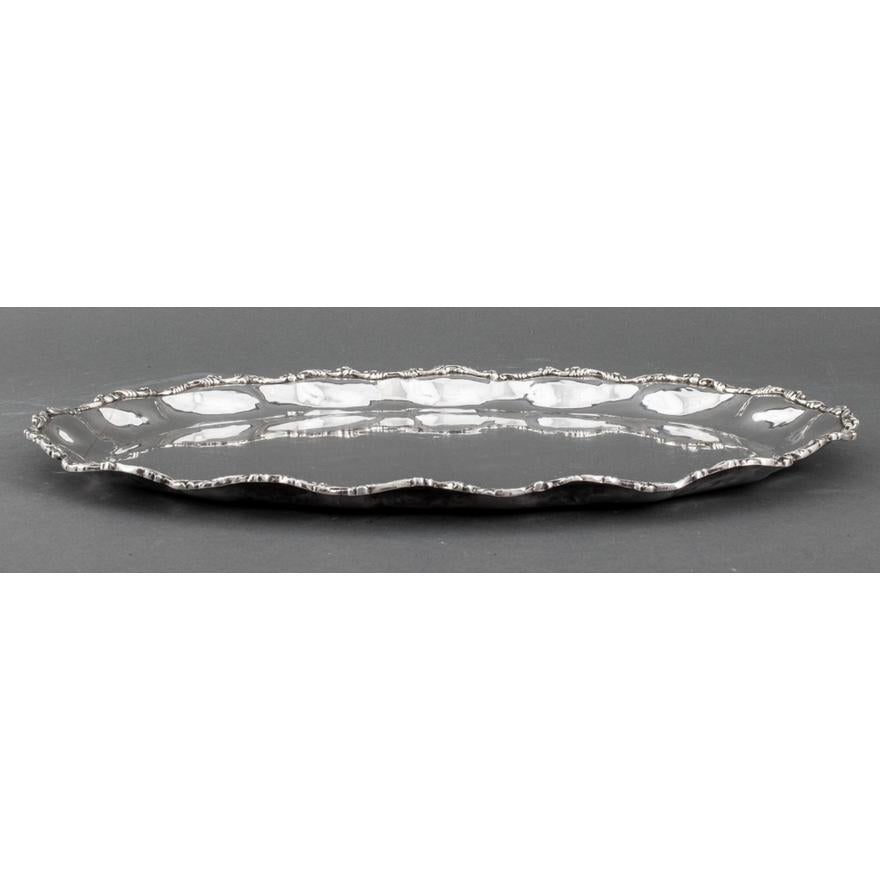 Bandeja ovalada mexicana de plata de ley con forma oblonga / Repoussé de diseños foliados Grabado en venta