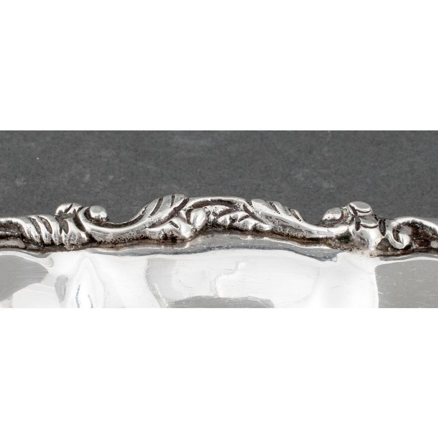 Bandeja ovalada mexicana de plata de ley con forma oblonga / Repoussé de diseños foliados en Bueno estado para la venta en Tarry Town, NY