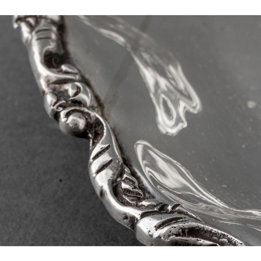Bandeja ovalada mexicana de plata de ley con forma oblonga / Repoussé de diseños foliados siglo XX en venta