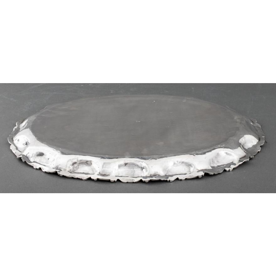 Bandeja ovalada mexicana de plata de ley con forma oblonga / Repoussé de diseños foliados Plata esterlina en venta