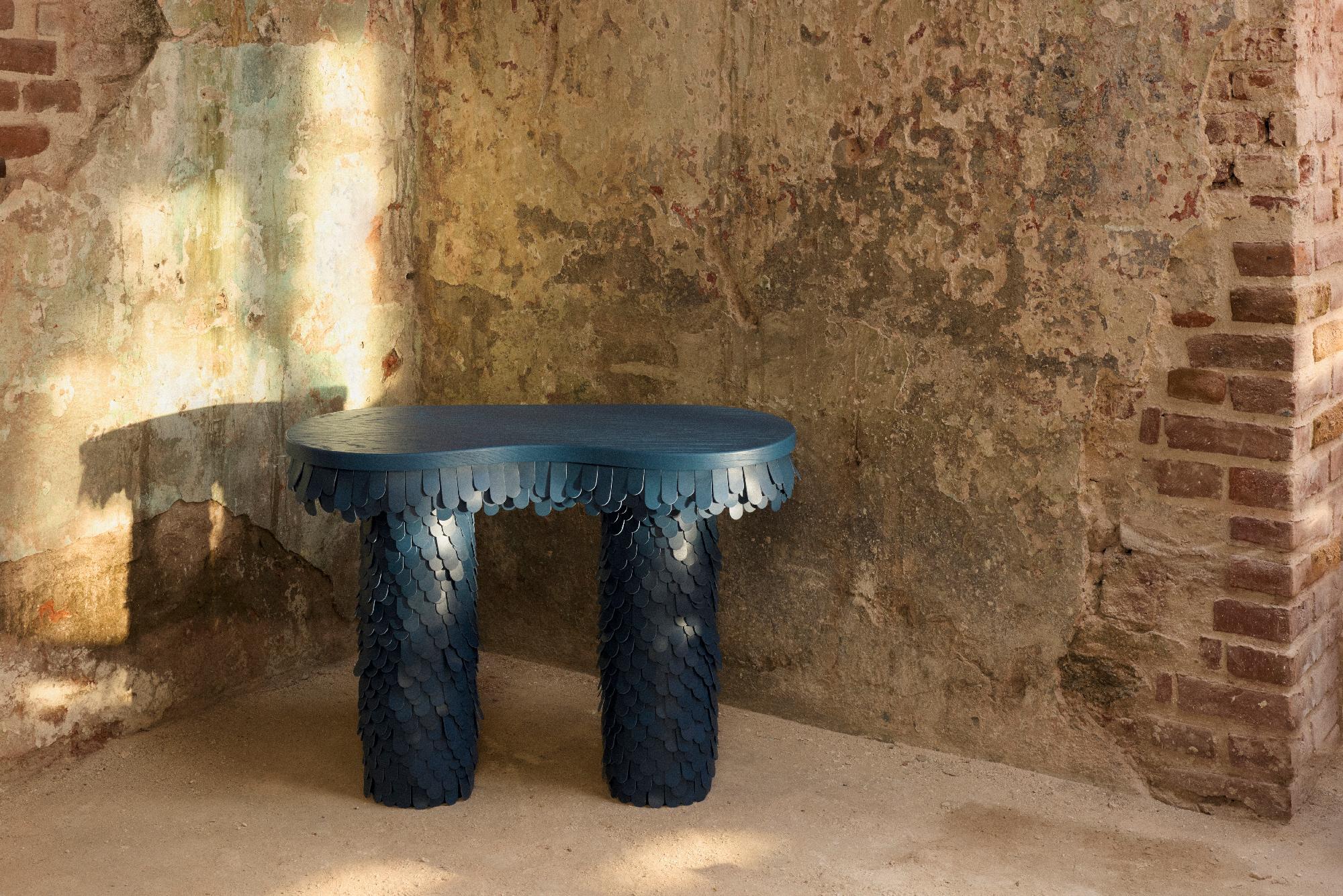 console oblongue en cuir organique texturé bleu et bois en vente 4