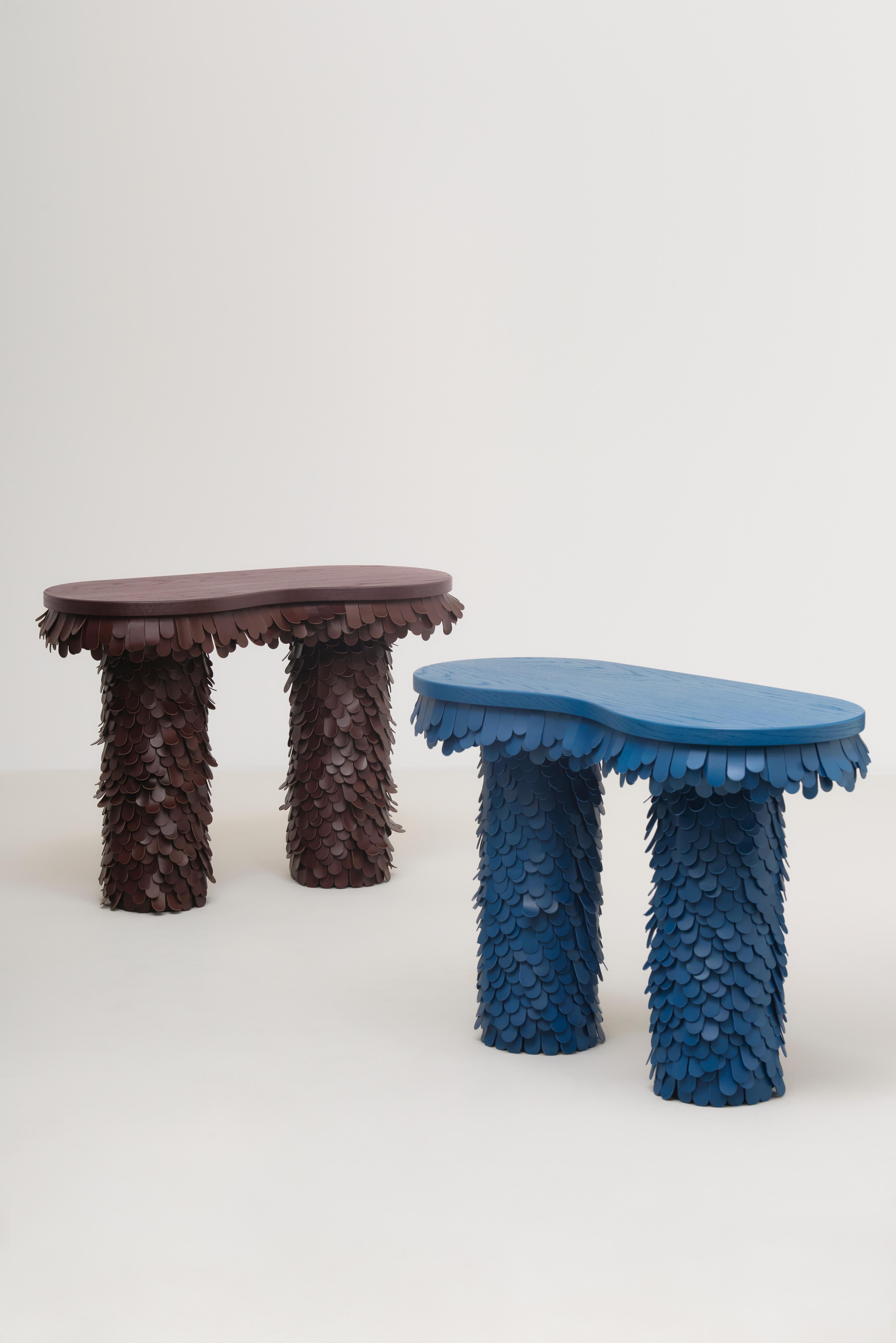 Turc console oblongue en cuir organique texturé bleu et bois en vente