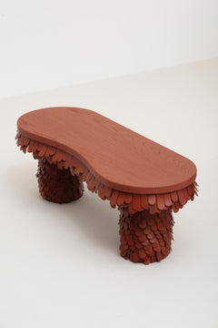 längliche, strukturierte organische Bank aus braunem Leder und Holz