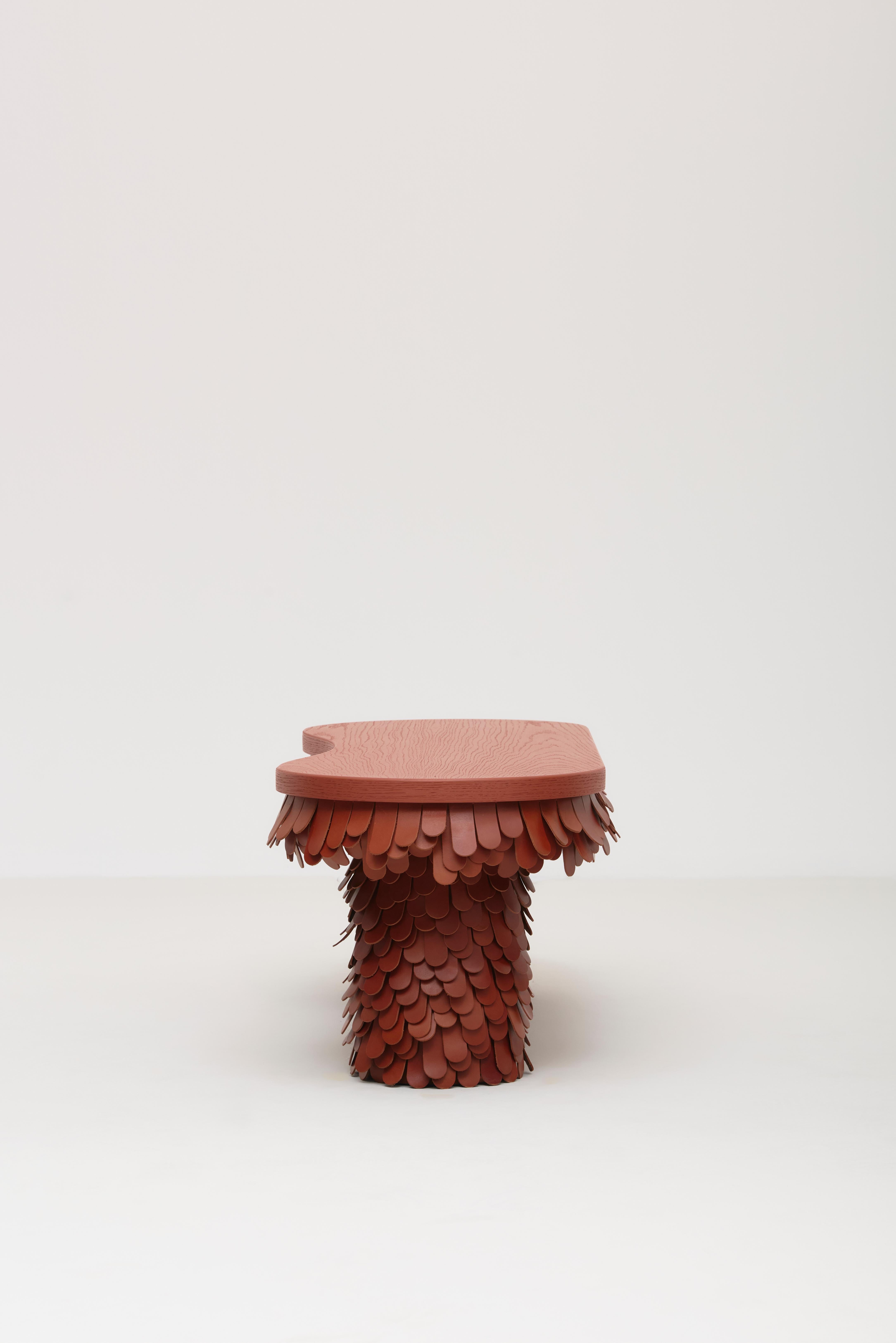 Organique Banc oblong en cuir organique texturé et Wood Wood en vente