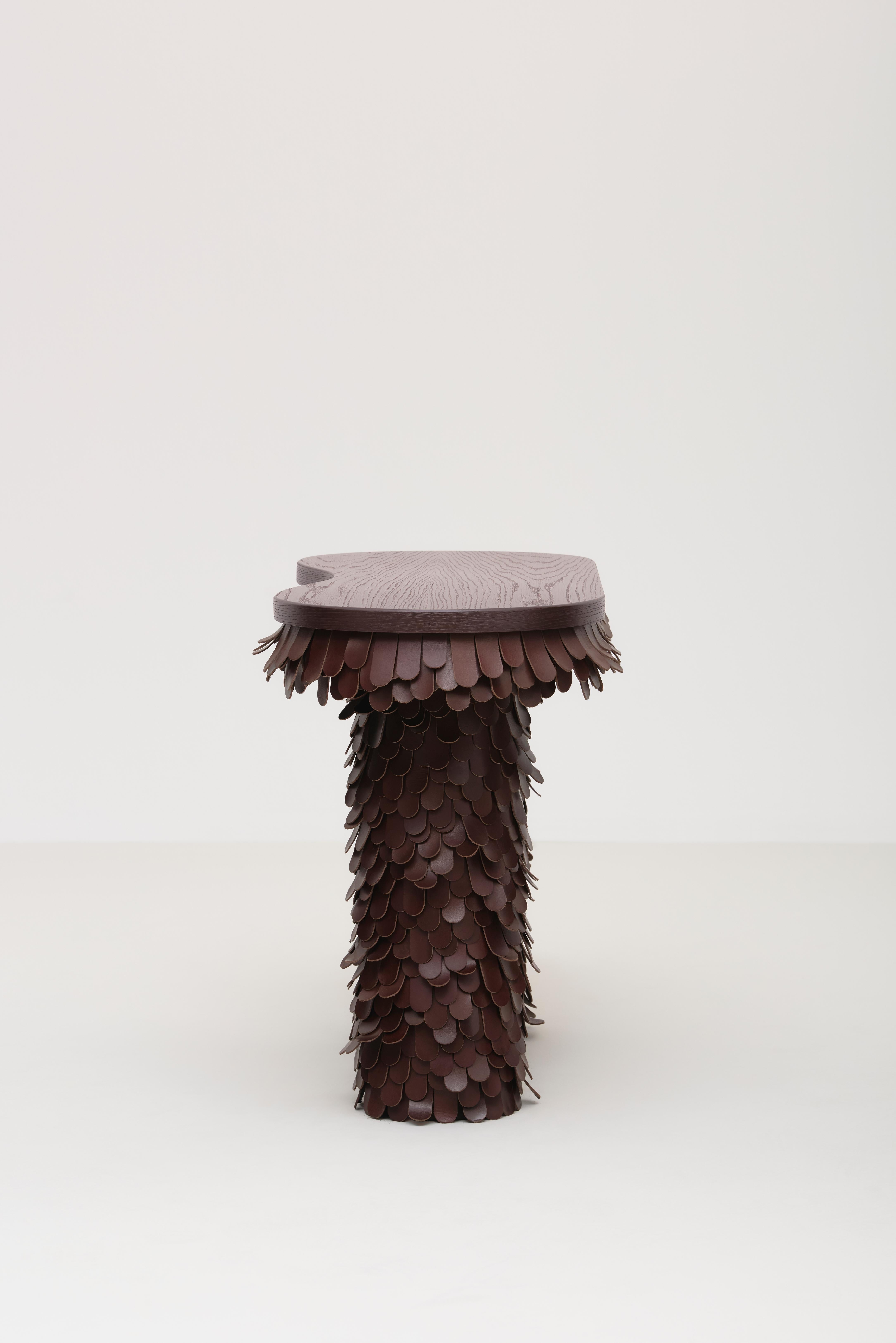 La console Betsy, conçue par Lara Bohinc pour Uniqka, allie l'artisanat traditionnel à l'esthétique contemporaine. Les formes sculpturales et volumineuses audacieuses combinent un travail du cuir complexe pour créer une fusion harmonieuse de texture