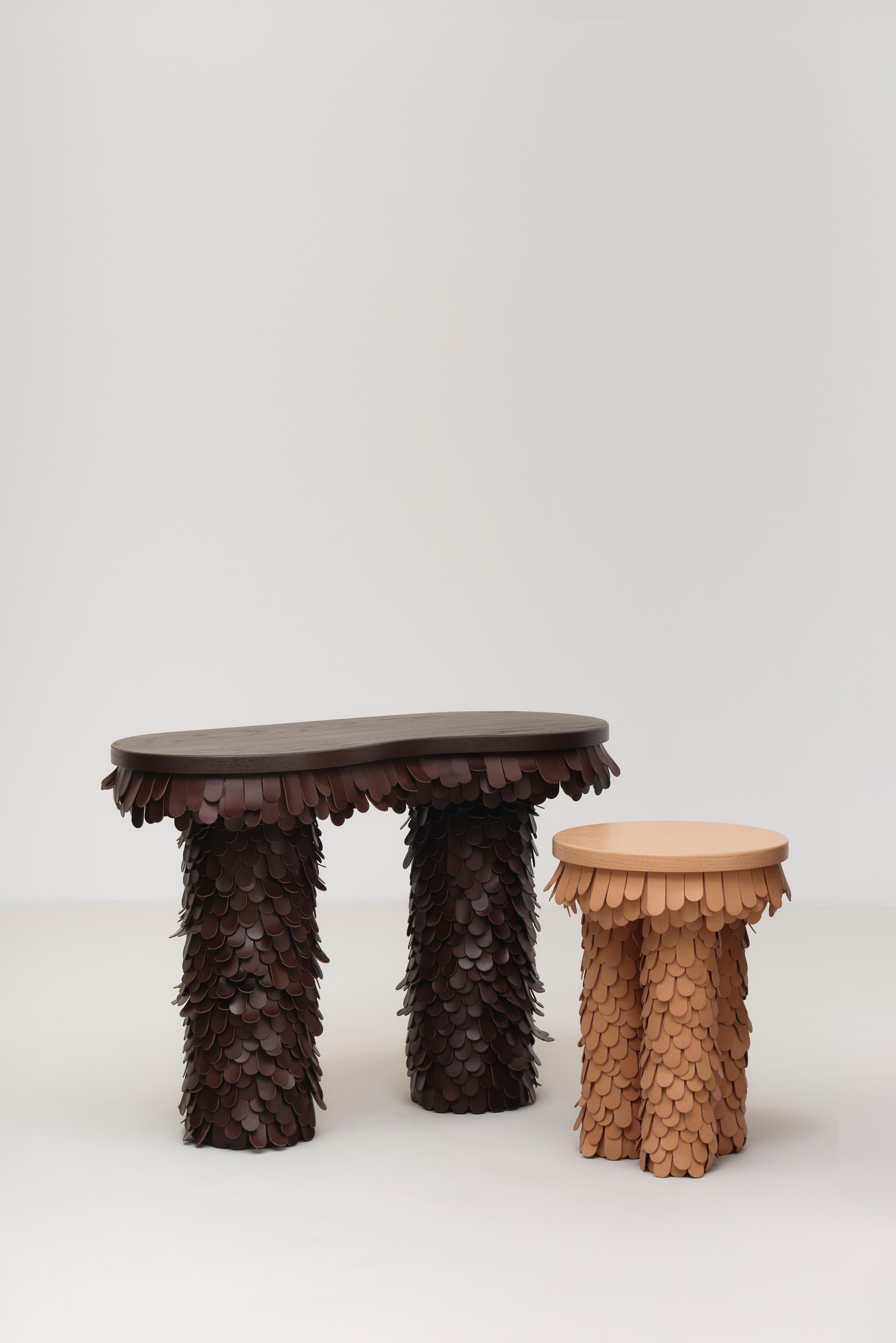 Fait main console oblongue en cuir organique texturé marron et Wood Wood en vente
