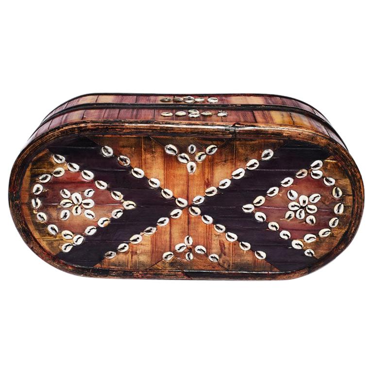 Caja tribal oblonga de conchas de mar con tapa extraíble y diseño geométrico en venta