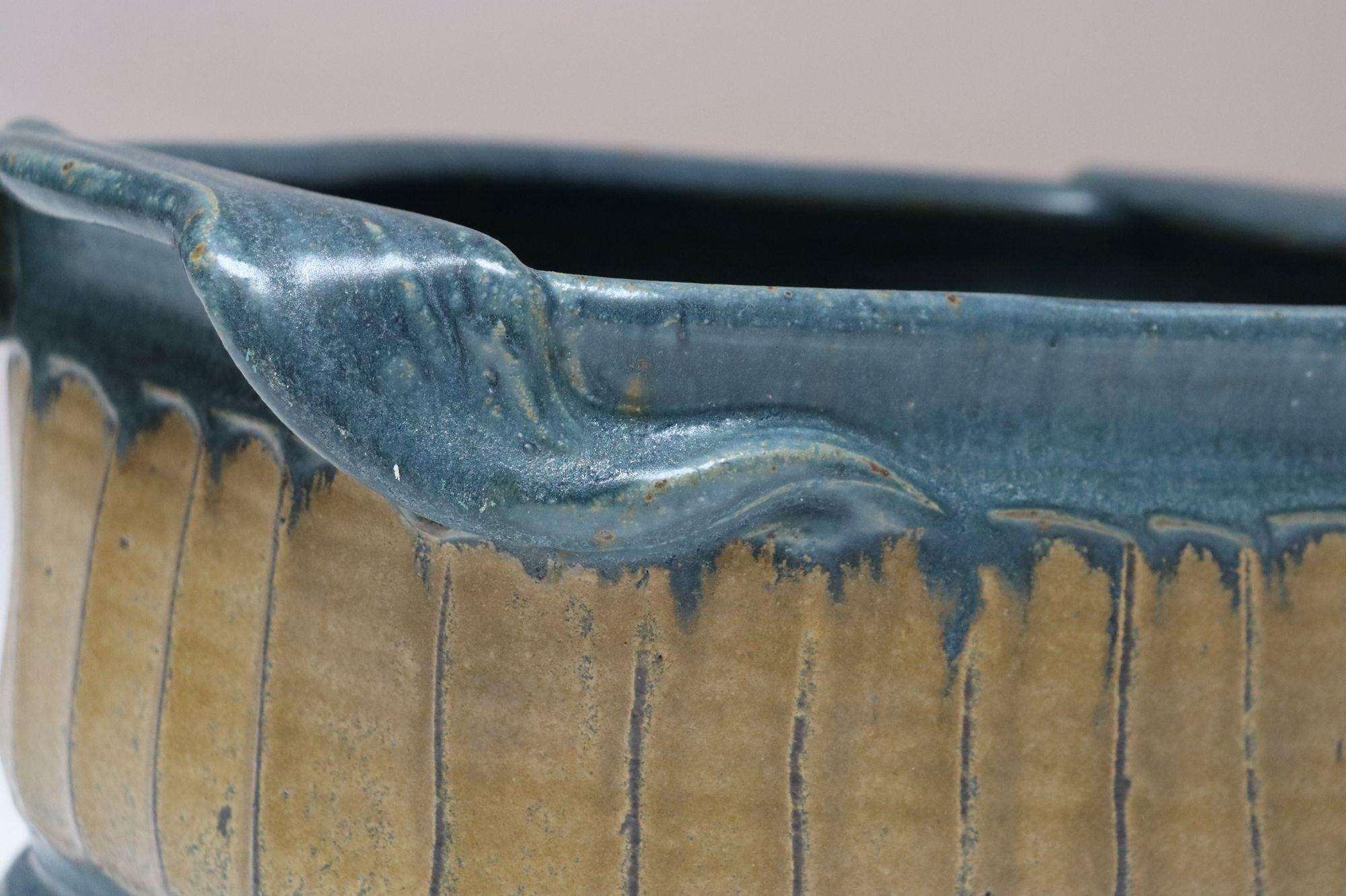 Längliche Vase in blauem und ockerfarbenem Studio Pottery Übertopf von Deanna Nichols im Angebot 3