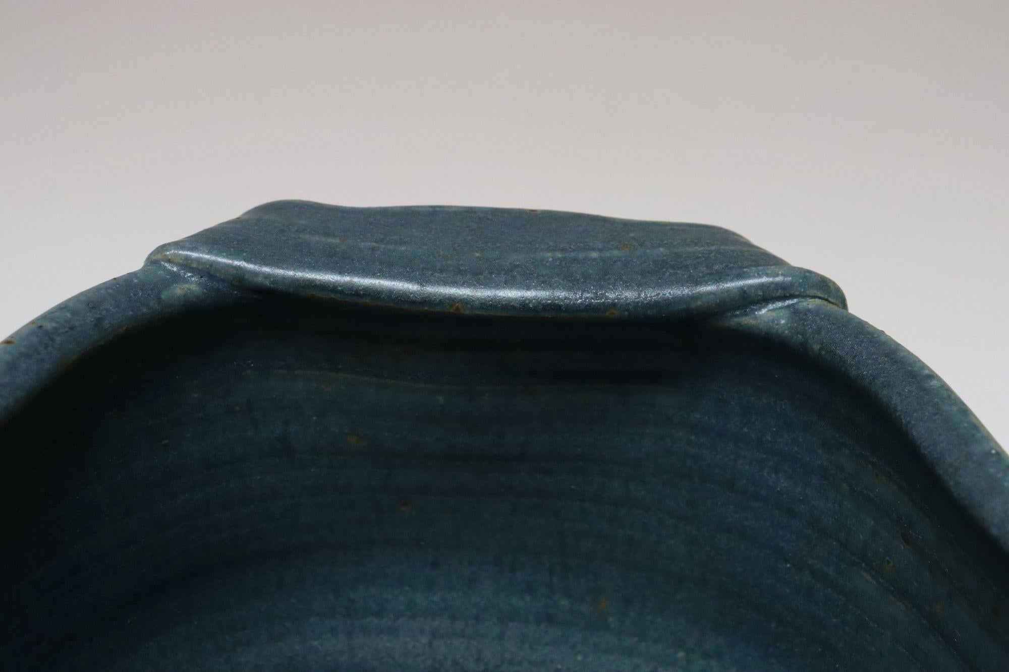 Längliche Vase in blauem und ockerfarbenem Studio Pottery Übertopf von Deanna Nichols im Angebot 4