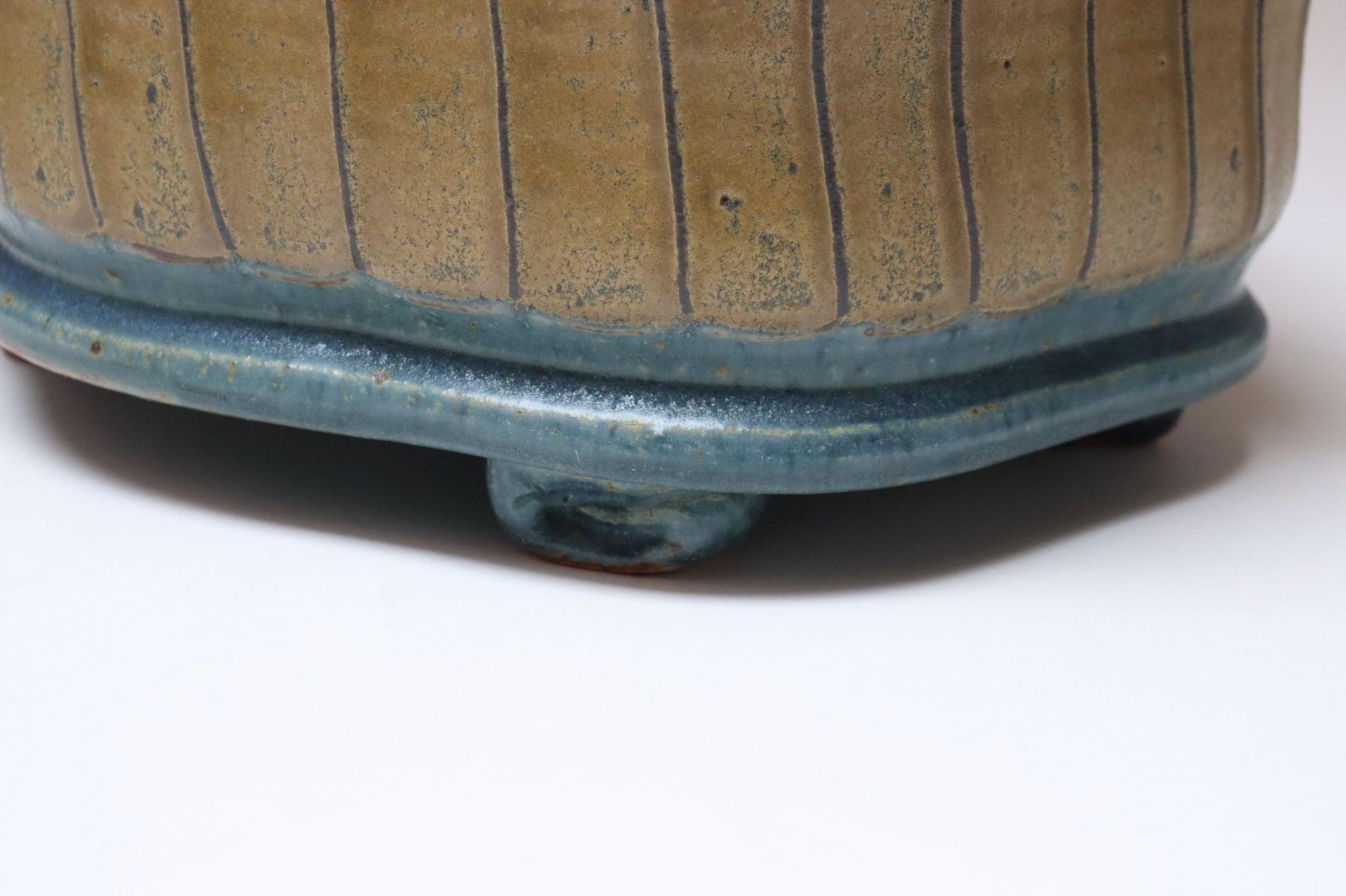 Längliche Vase in blauem und ockerfarbenem Studio Pottery Übertopf von Deanna Nichols im Angebot 6