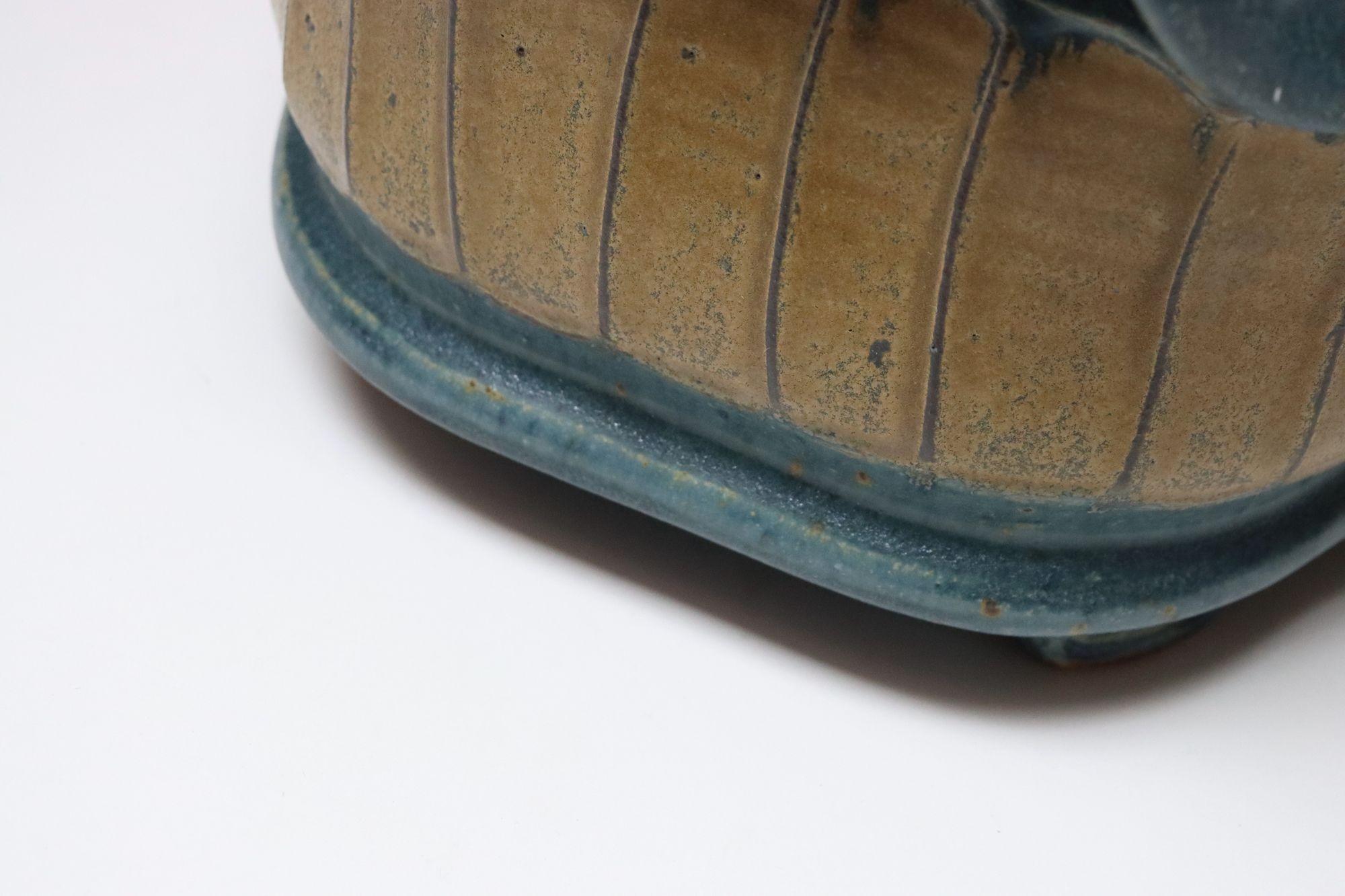 Längliche Vase in blauem und ockerfarbenem Studio Pottery Übertopf von Deanna Nichols im Angebot 7