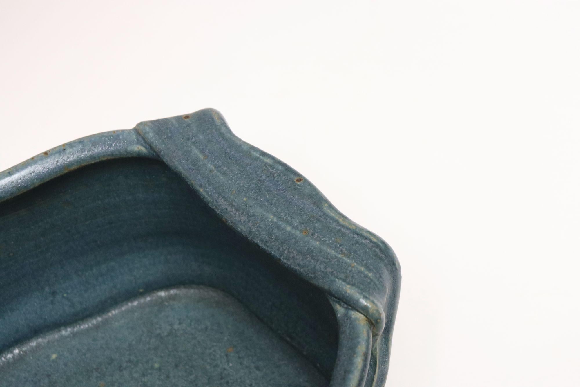 Längliche Vase in blauem und ockerfarbenem Studio Pottery Übertopf von Deanna Nichols im Angebot 8