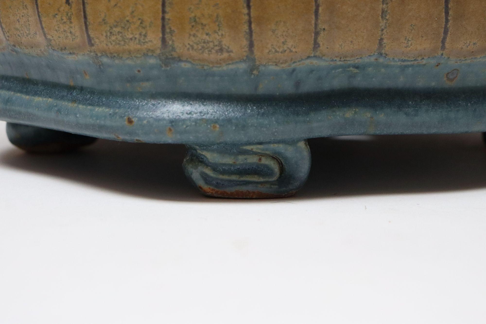 Längliche Vase in blauem und ockerfarbenem Studio Pottery Übertopf von Deanna Nichols im Angebot 9