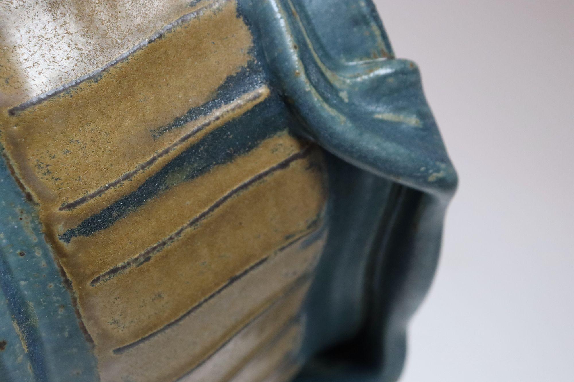 Längliche Vase in blauem und ockerfarbenem Studio Pottery Übertopf von Deanna Nichols im Angebot 10