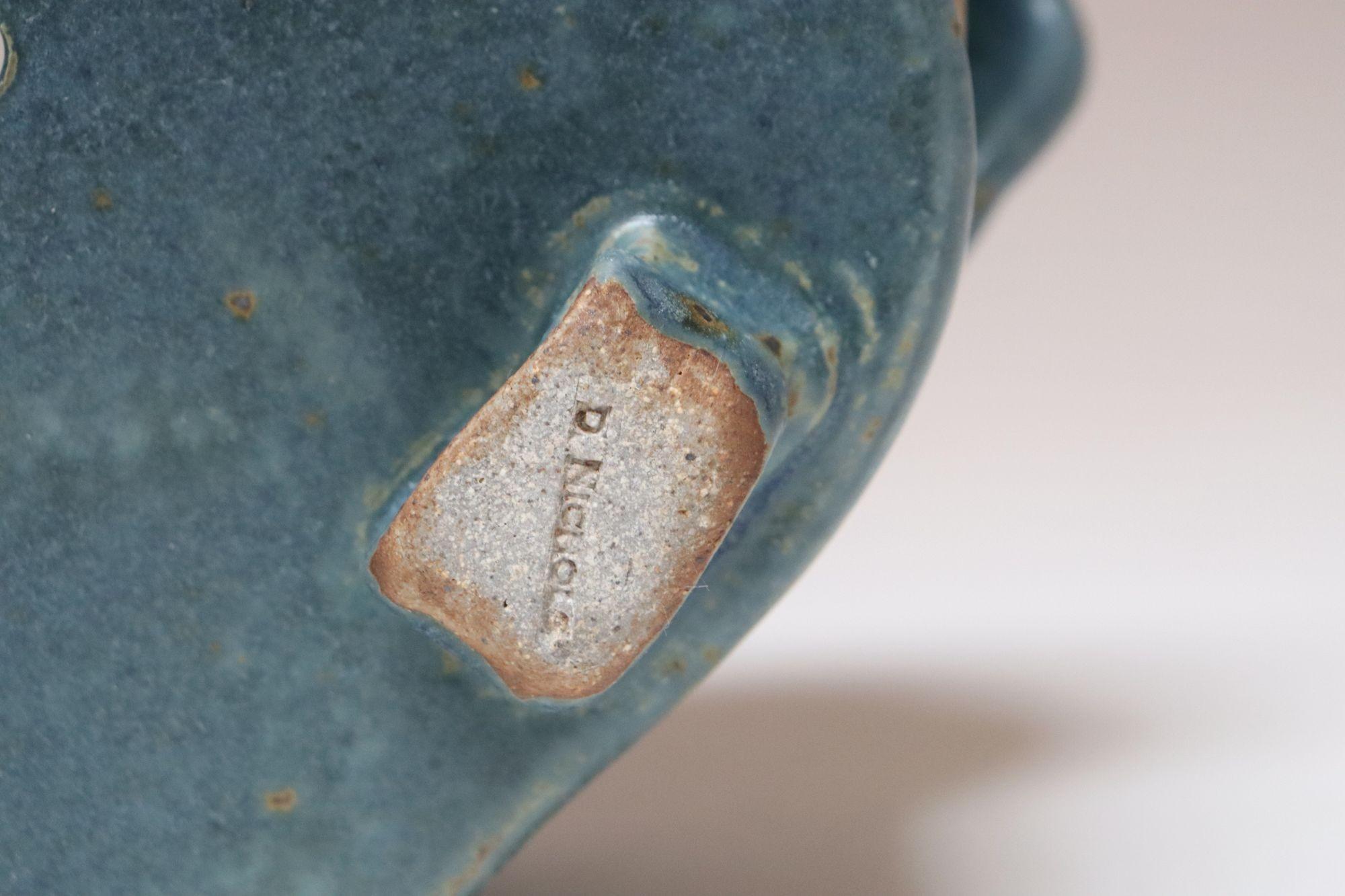 Längliche Vase in blauem und ockerfarbenem Studio Pottery Übertopf von Deanna Nichols im Angebot 11