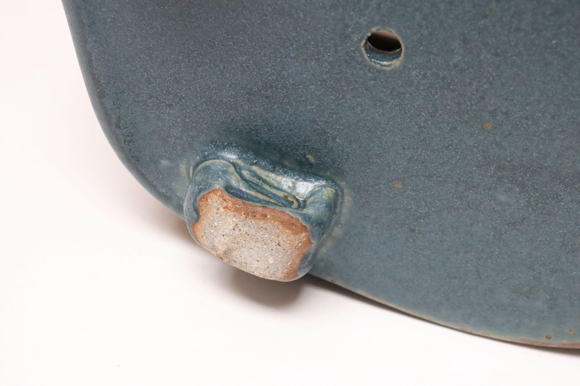 Längliche Vase in blauem und ockerfarbenem Studio Pottery Übertopf von Deanna Nichols im Angebot 12