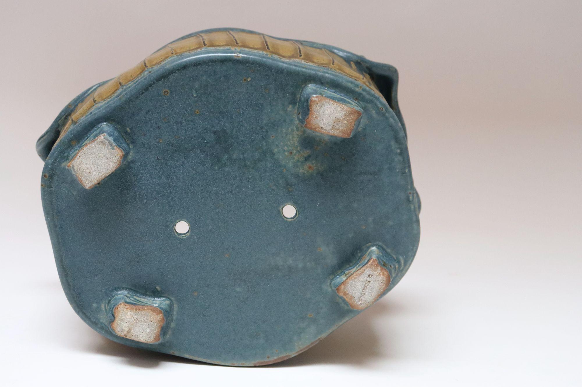 Längliche Vase in blauem und ockerfarbenem Studio Pottery Übertopf von Deanna Nichols (Keramik) im Angebot