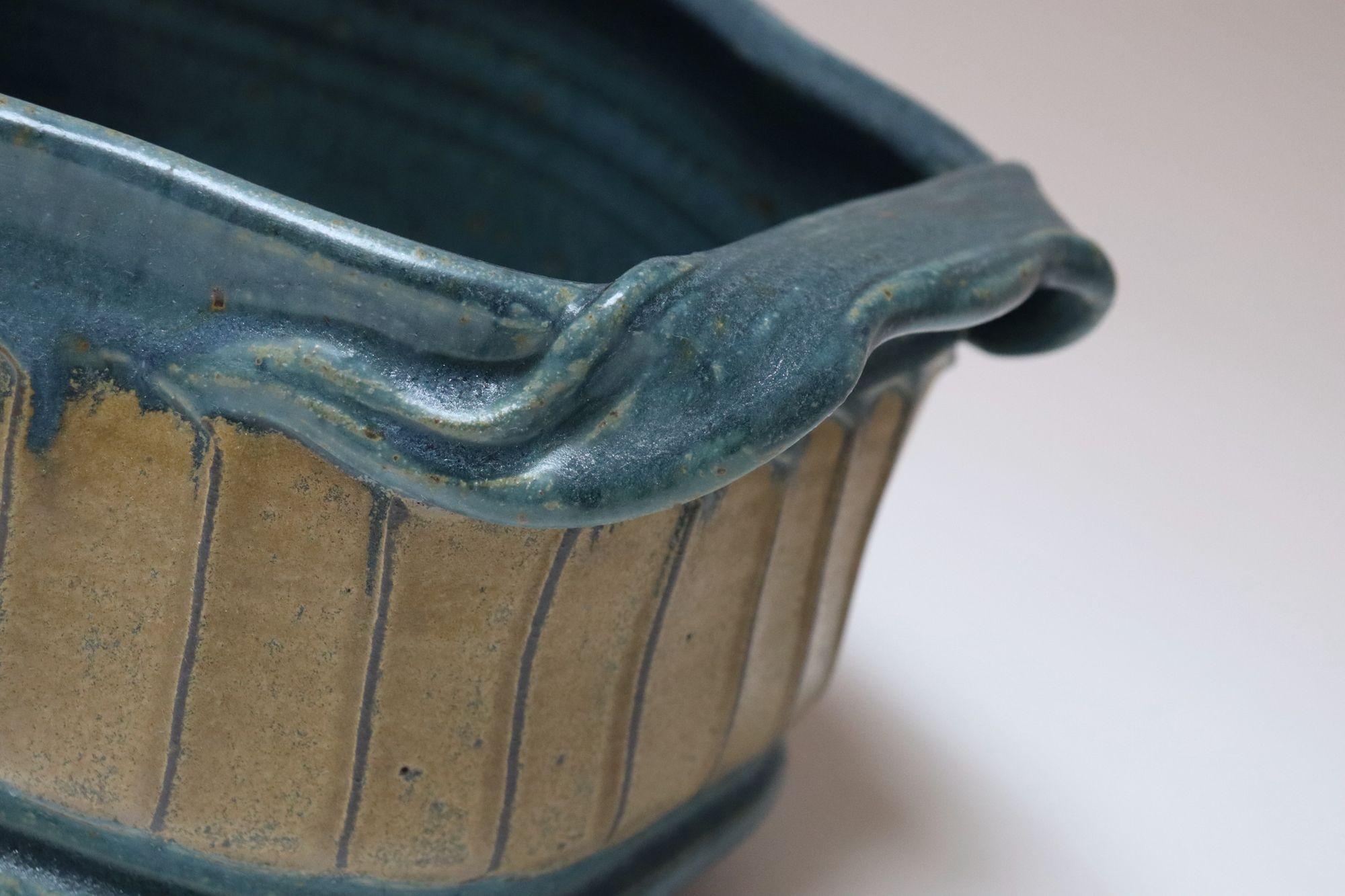 Längliche Vase in blauem und ockerfarbenem Studio Pottery Übertopf von Deanna Nichols im Angebot 2