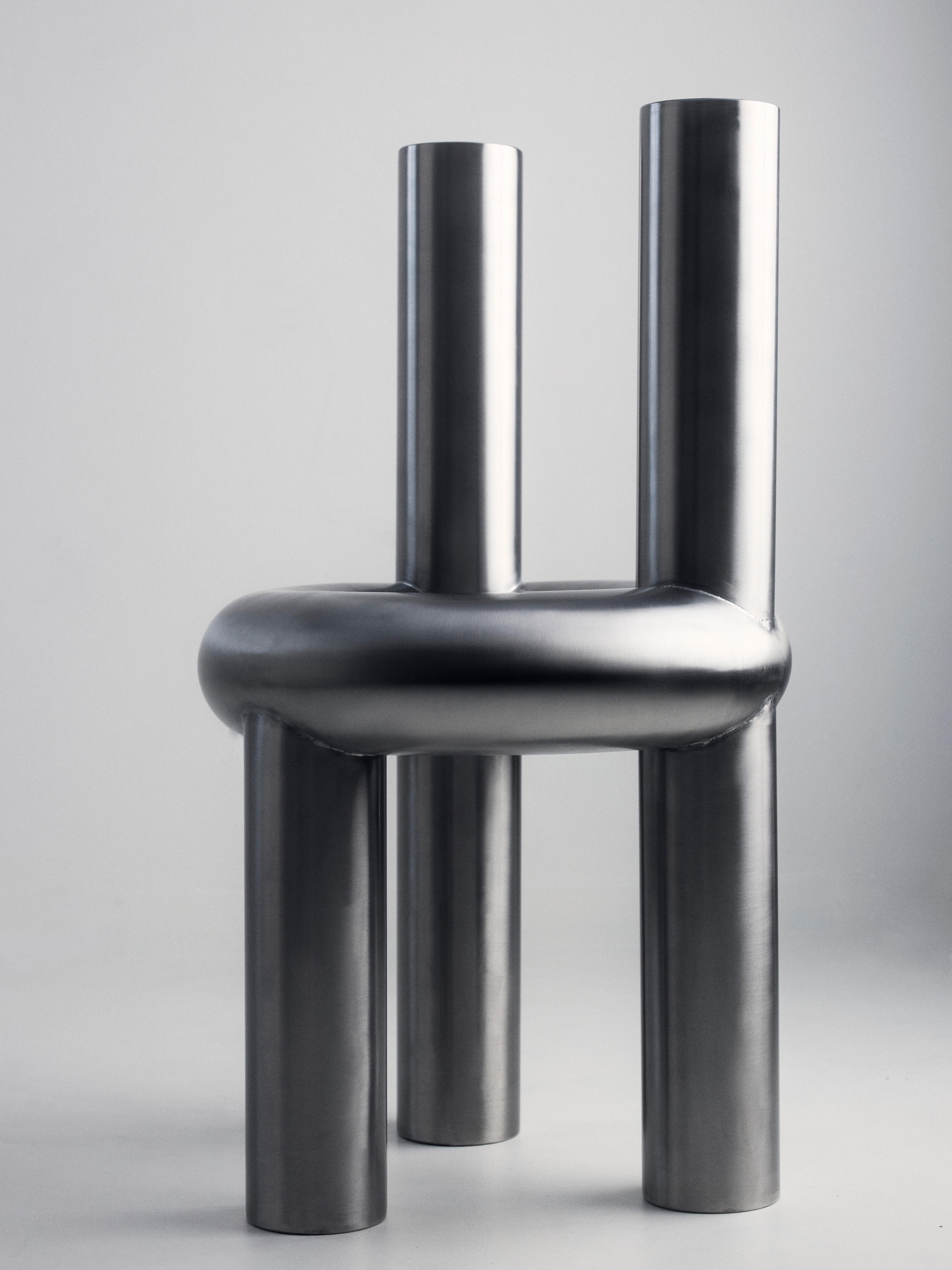 Par Obscure Objects

Conçu par Luisa Pröspel

La chaise chunk associe des formes douces, rondes et légèrement surdimensionnées à de l'acier inoxydable dur et résistant. La surface homogène brossée à la main relie les différentes pièces entre elles