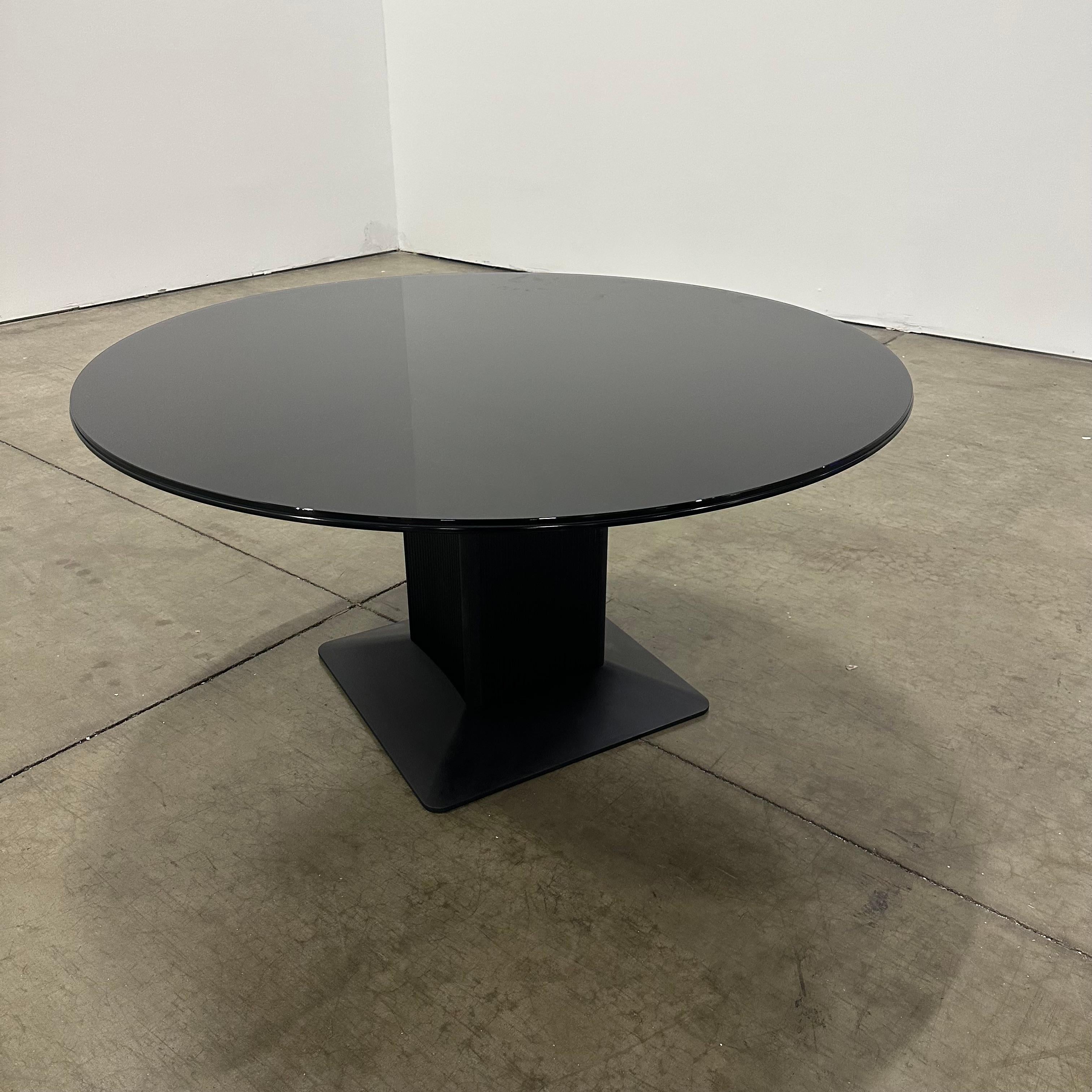 Obsidian Dining Table Anodizado en venta
