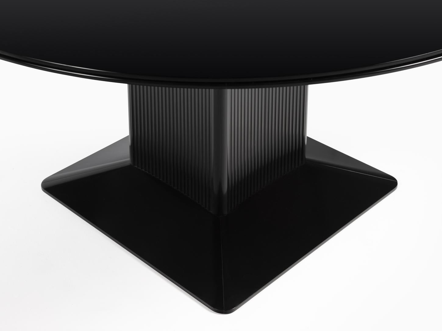 Like its ink-black namesake, Obsidian is discreet, yet arresting. This round, glass-topped table is characterized by its sculptural, modulated base and sleek dining surface. Vertical ribbing adds texture to the subtly shaped, architectural pedestal,