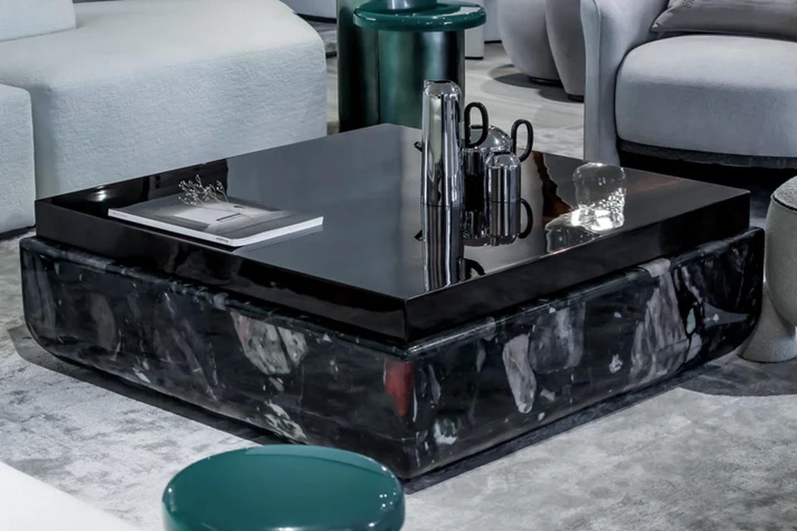 Chef-d'œuvre sculptural, la table basse Obsidian Luxe d'Eentia Home allie harmonieusement élégance et savoir-faire audacieux. Sa base en pierre de terrazzo noire met en valeur les textures naturelles et la profondeur, ancrant le design dans une
