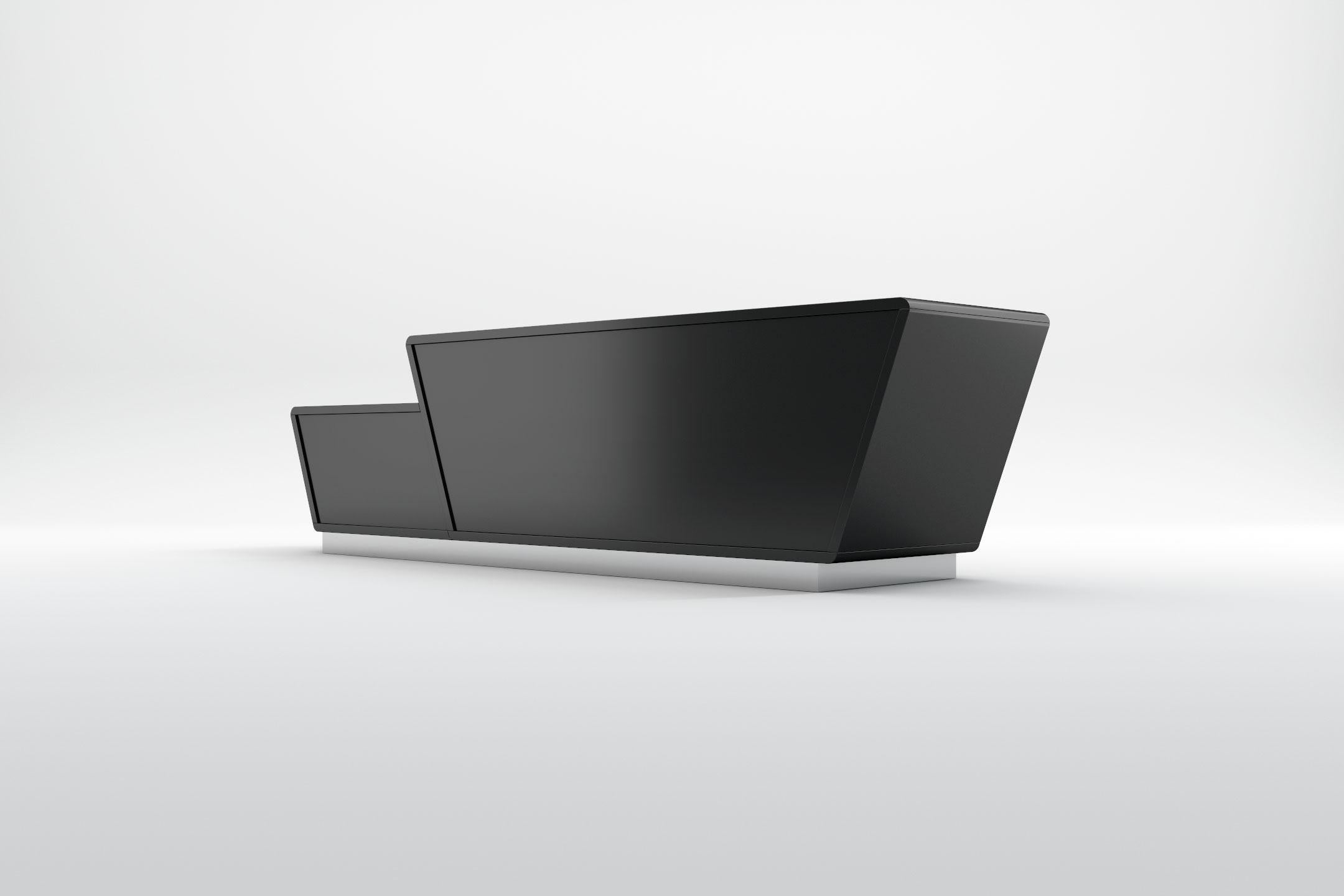 Obsidianische mittelgroße TV-Konsole – moderne schwarz lackierte Konsole mit verchromtem Sockel (Moderne) im Angebot