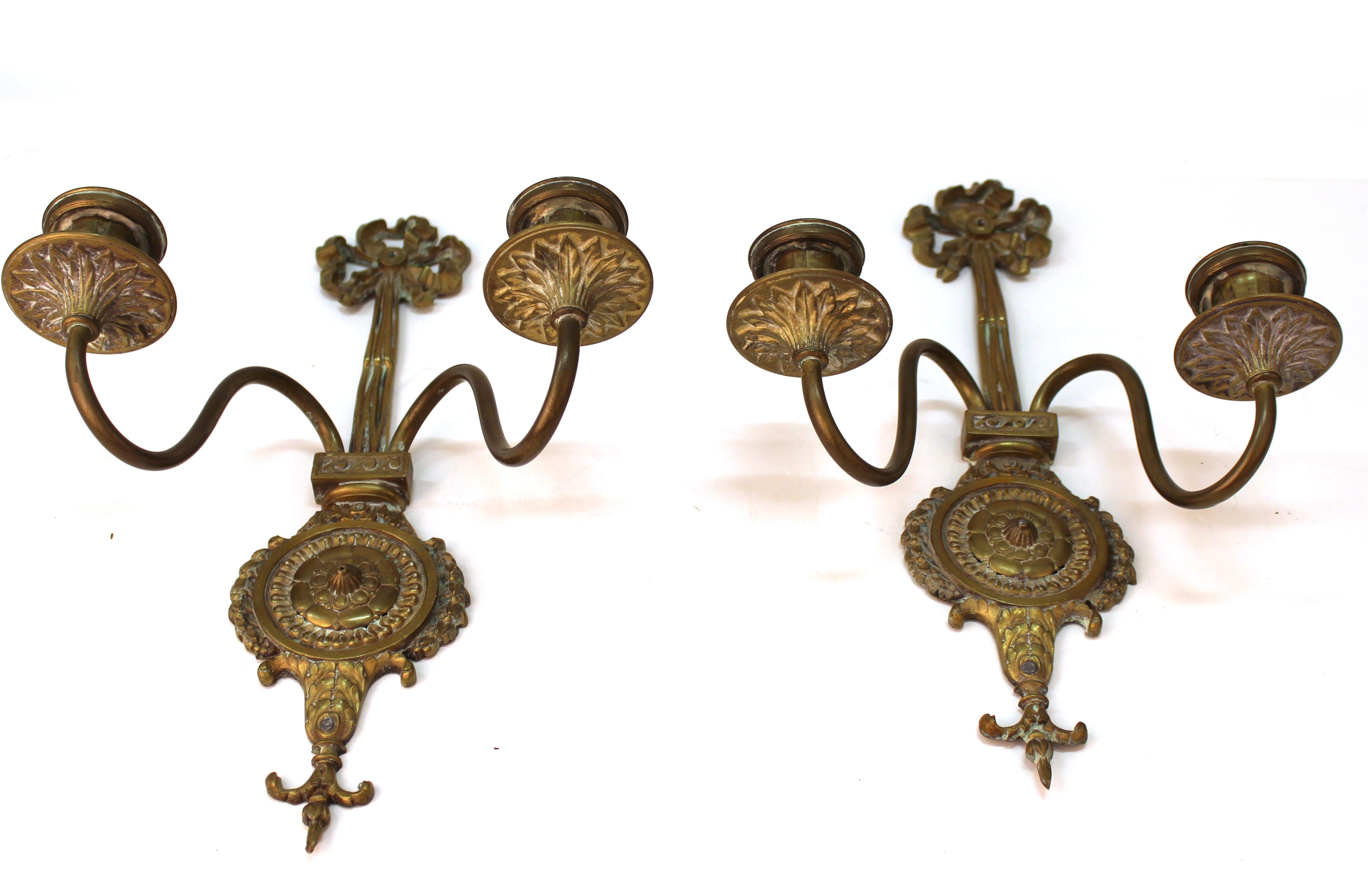 Early 20th Century O.C. White Co. Neoclassical Style Gilt Brass Candelabra Sconces For Sale