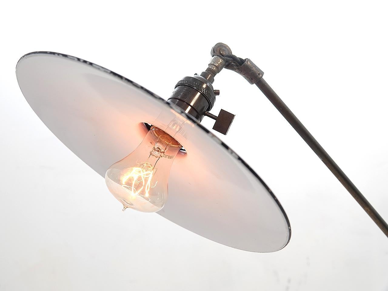 Avec un abat-jour plat en porcelaine rouge, cette lampe est vraiment remarquable. La plaque de montage à 3 vis peut être fixée à une table ou à un mur. Il est articulé avec 3 C.I.C. classiques. Les joints sont blancs et le cordon est recouvert d'un
